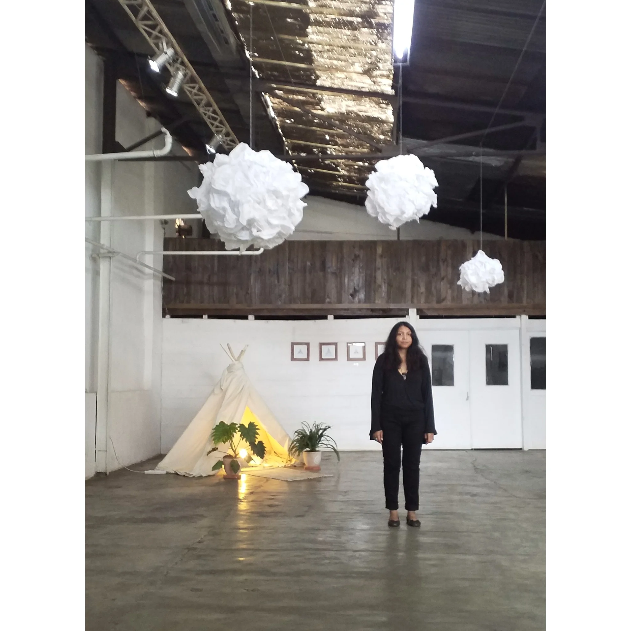 Le 7 mars 2019 a eu lieu le vernissage de ma toute première exposition que j’ai intitulée “ The Outside Within ” et que j’ai eu la chance de réaliser à Is’Art Galerie, Antananarivo, Madagascar. J’ai décidé de partager sur mon blog la transcription de la présentation que j’ai donnée ce soir là avec celles et ceux qui n’ont pas pu assister au vernissage ou qui souhaiteraient en savoir un peu plus sur l’objectif de cette exposition, ouverte du 7 mars au 27 mars 2019.