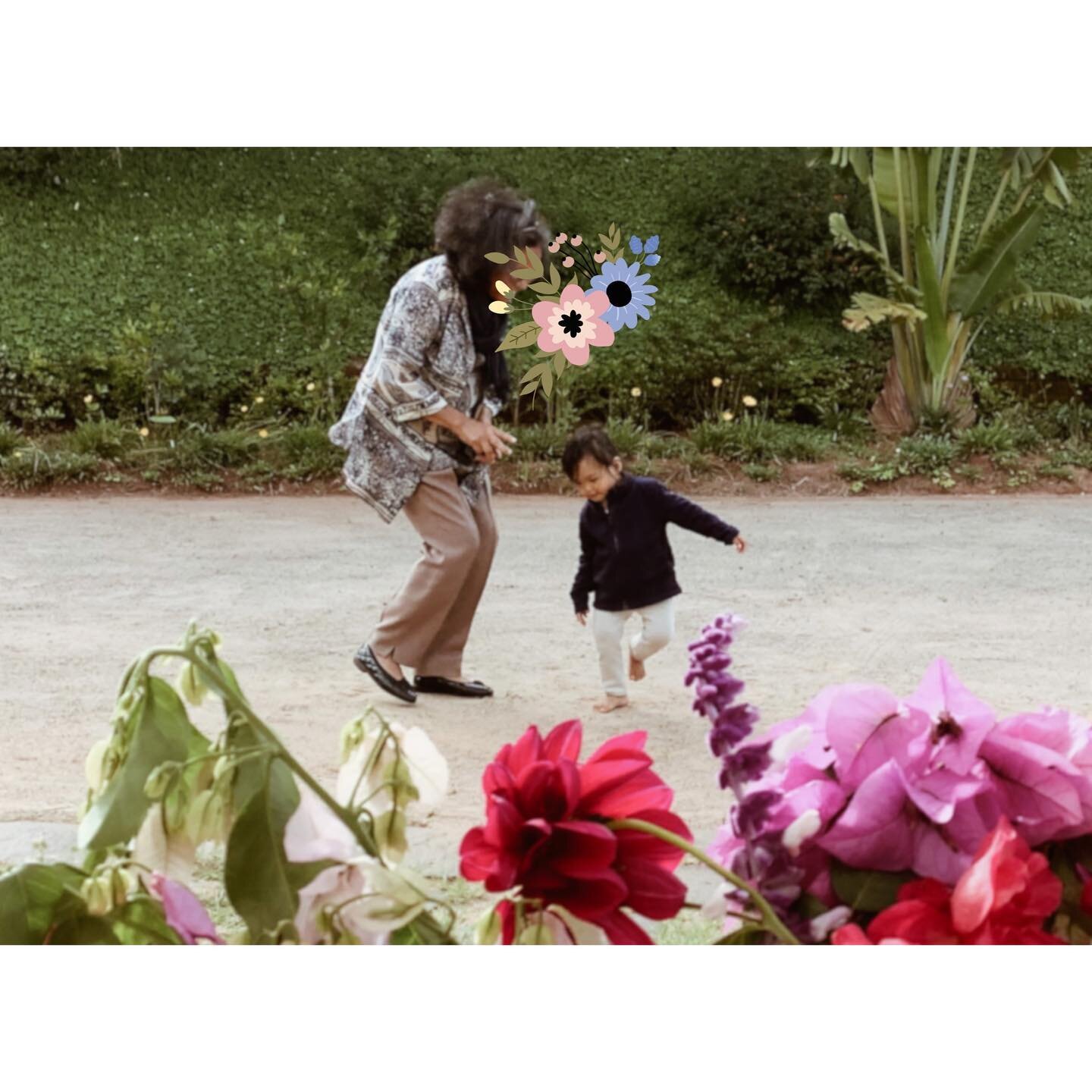 Deux Fleurs qui dansent 🌺✨💞

Aina et Nenibe (grand-m&egrave;re en malagasy) dans le jardin.
Antananarivo, Madagascar.
Mars 2022