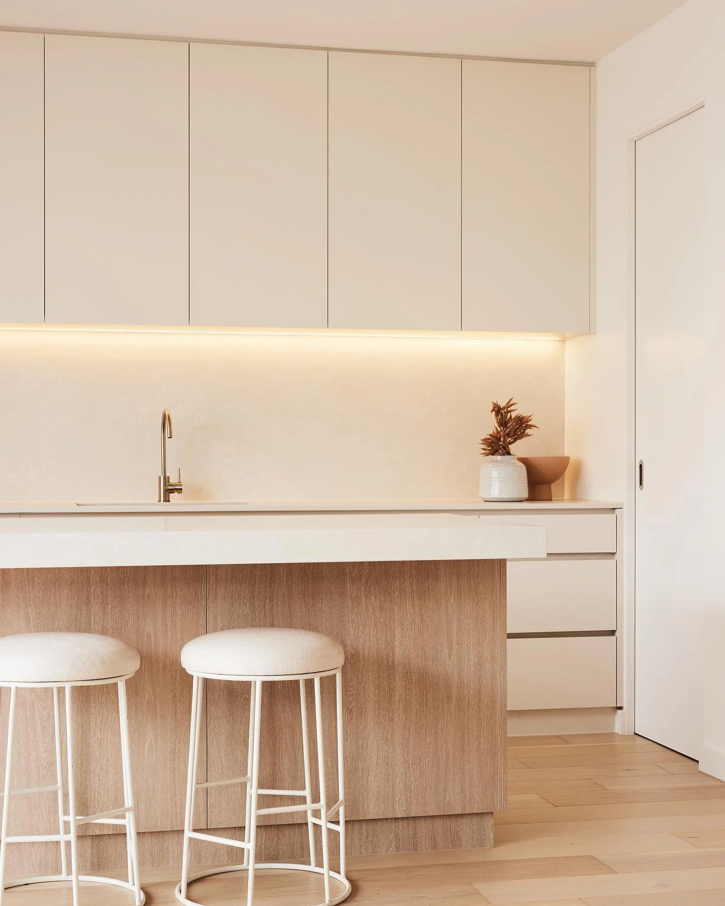 Interiors of Palisades

〰️

The soft light palette runs through every corner of this project starting from the floors, wall finishes and to the joinery. 

The interiors are open yet inviting through the use of warm materials that creates a sense of c