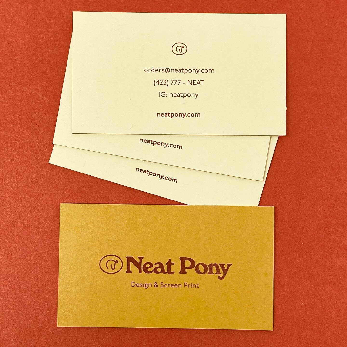 Today&rsquo;s #wpspotlight is our friends over at @neatpony&rsquo;s -neat- business card! Printed on #frenchpaper #CementGreen and #paperbagkraft #thickcarded together. 

If you&rsquo;re interested in local #silkscreened #tshirts and working with coo