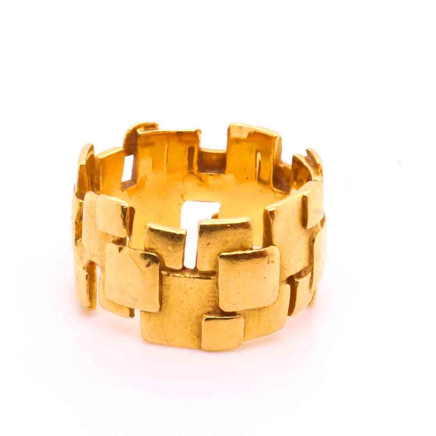 An awesome vintage abstract gold ring. European. Circa 1970 #flaxmanjewels #goldring #vintagegold #vintagegoldring #abstractjewelry #abstract #5goldrings #christmasgifts #windsor