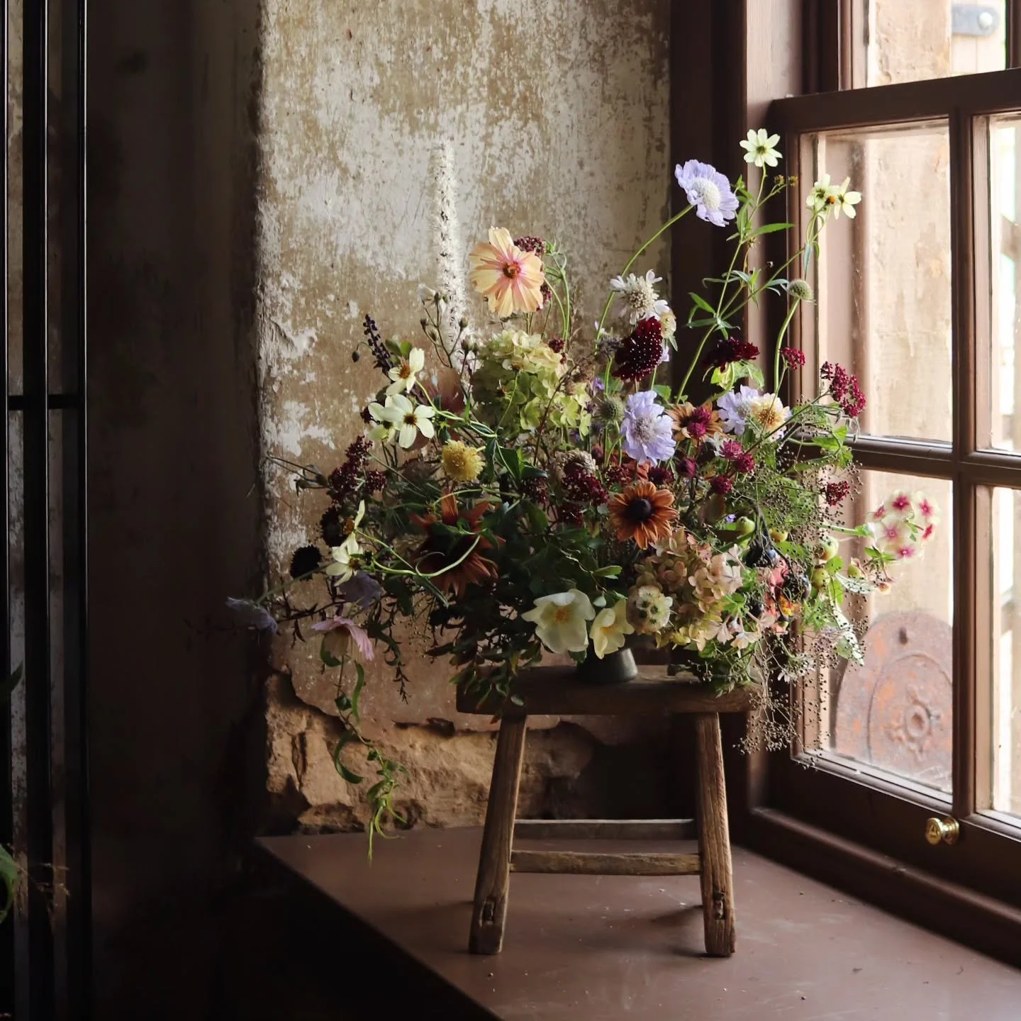 Taken on a flowery pit stop on our way to the Highlands a couple of weeks ago. I spent a lovely relaxing day at Cambo, thanks to @simplybyarrangement,  mooching through the gardens and making this bowl of flowers.

#flowersfromthegarden#autumnalflowe