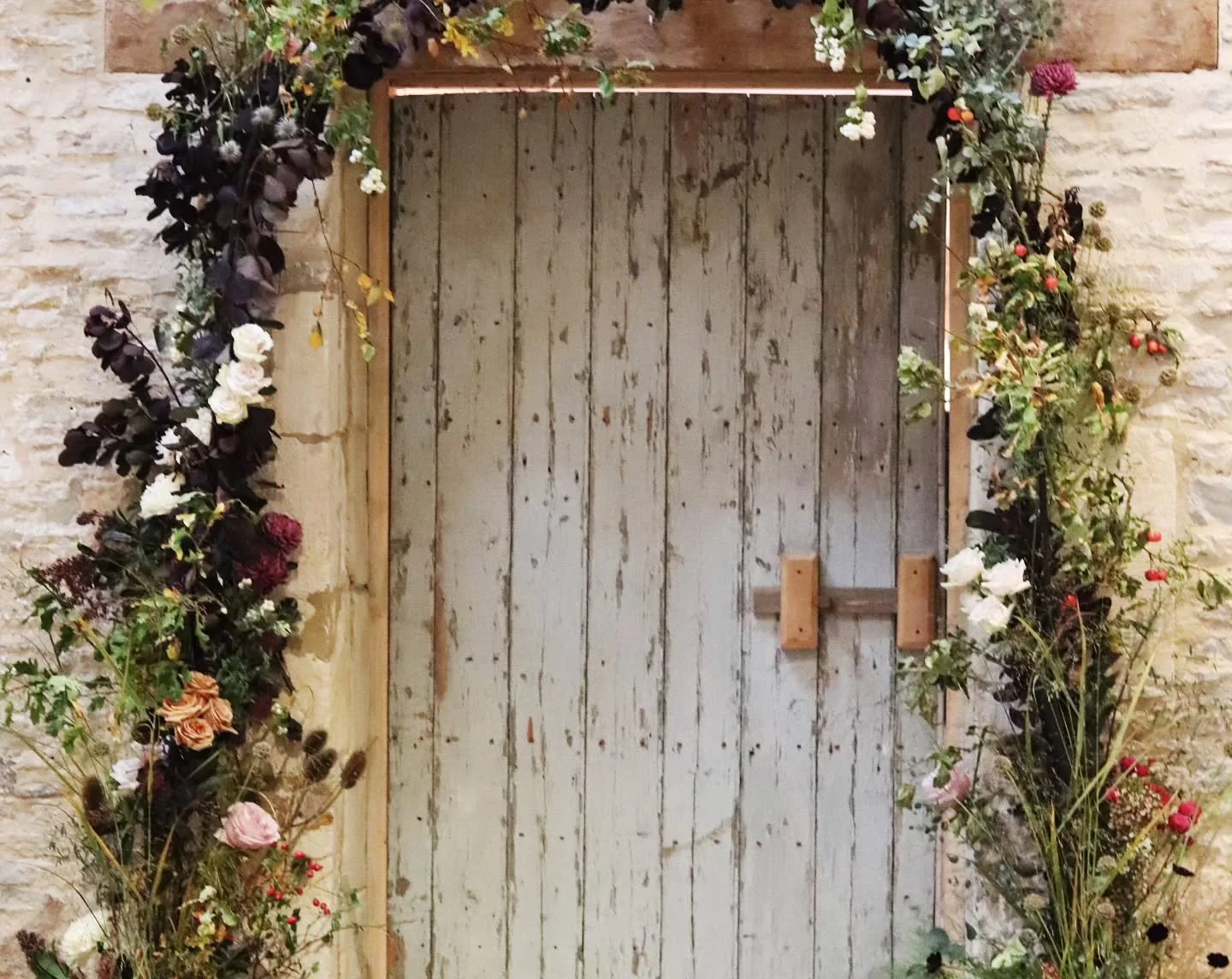 Archway for a wedding in the cotswold I love the distressed French Blue door.

#autumnwedding#frenchblue