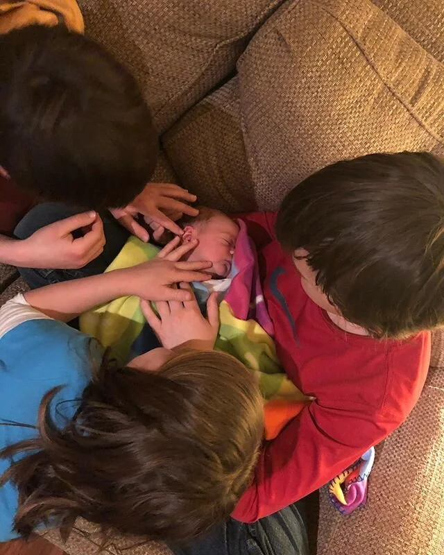 This brand new brother is getting ALL the sibling love 😍 #nationalsiblingday #homebirth #bornathome