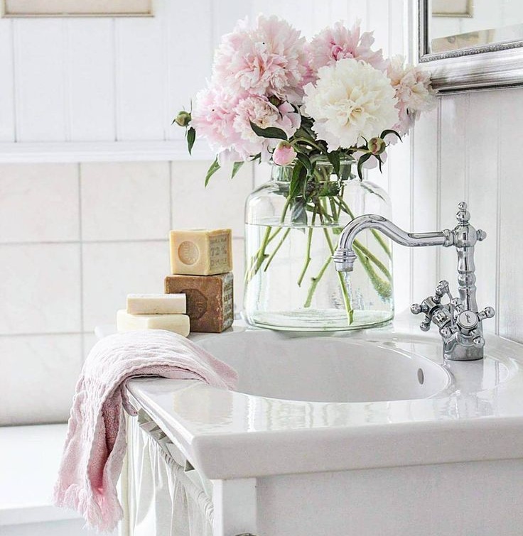 guest+bathroom+flowers.jpg