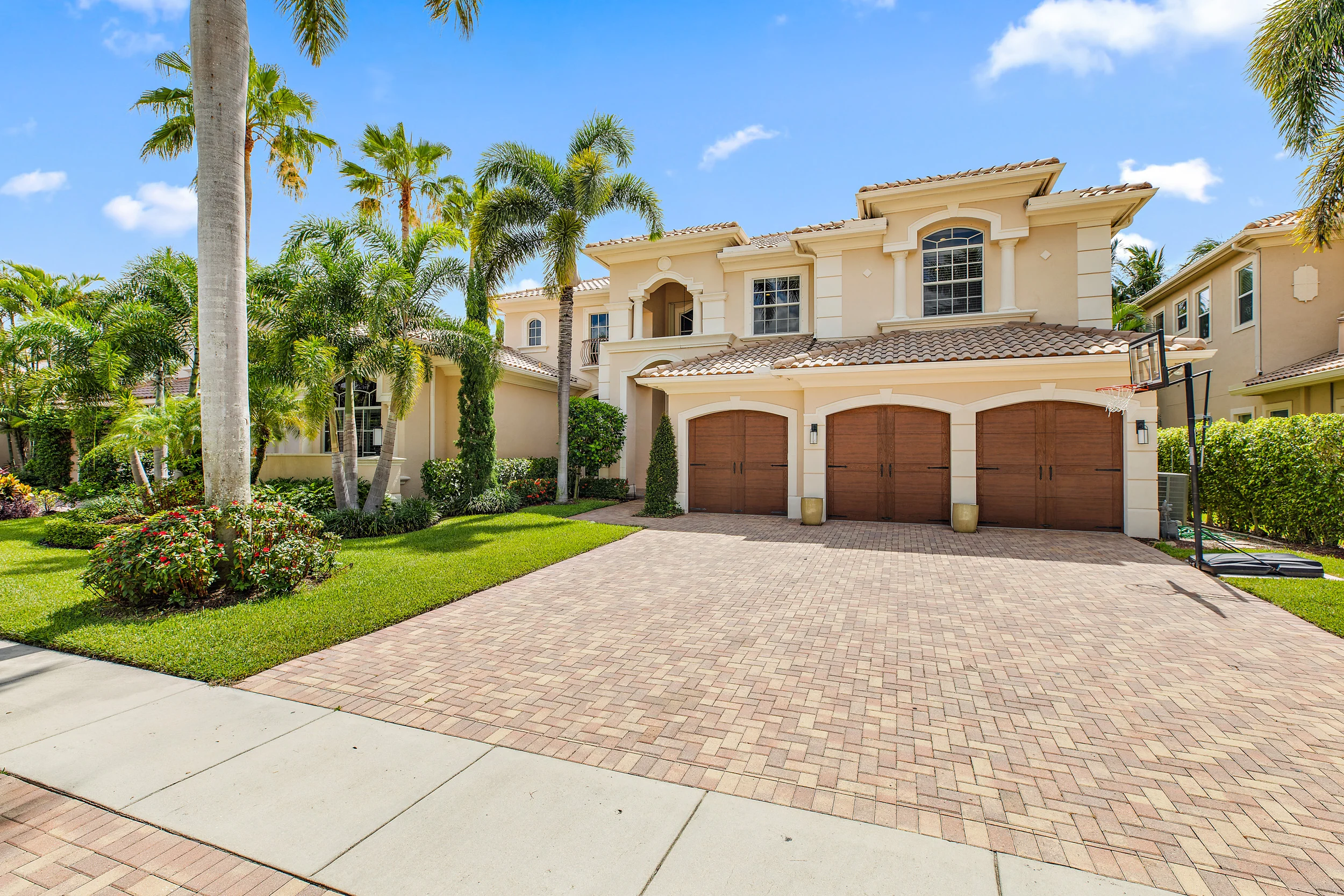477 Savoie Dr-1.jpg