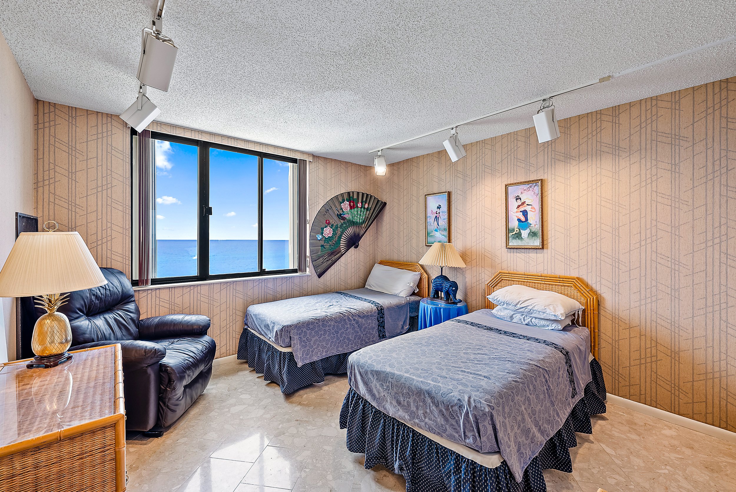 Second bedroom with ocean view