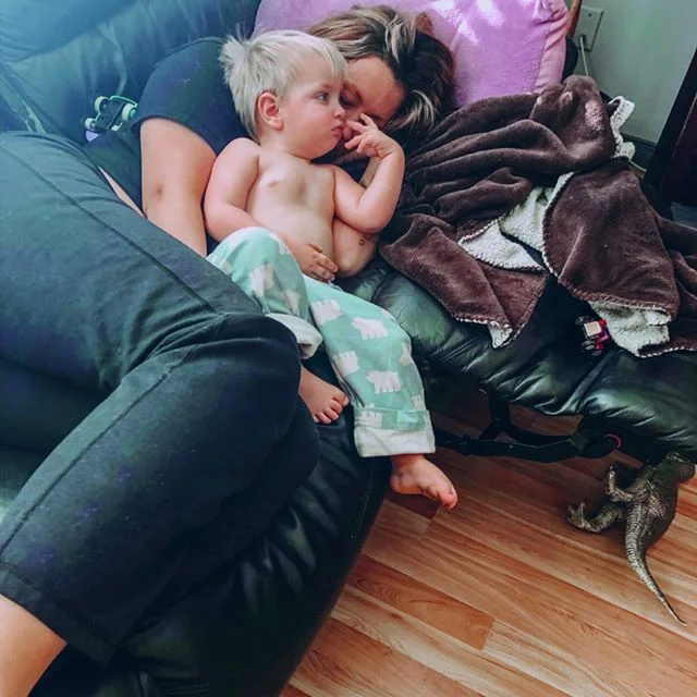 She works hard raising our lil man. Dreaming of Saturday Snuggle Sessions ❤️⠀
⠀
#Saturday #Soul #Snuggle #Family #Love
