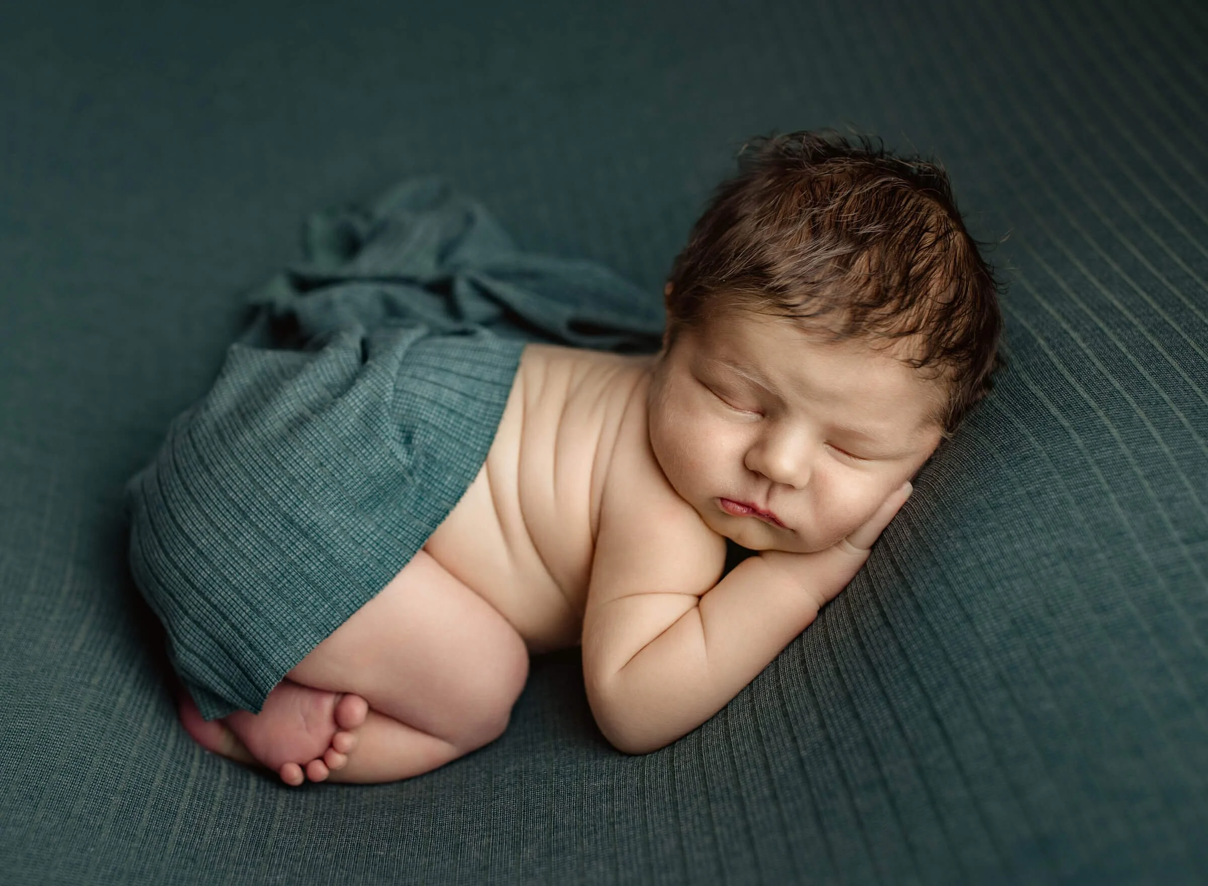 When to Book Newborn Photos in Minneapolis: For Expectant Parents