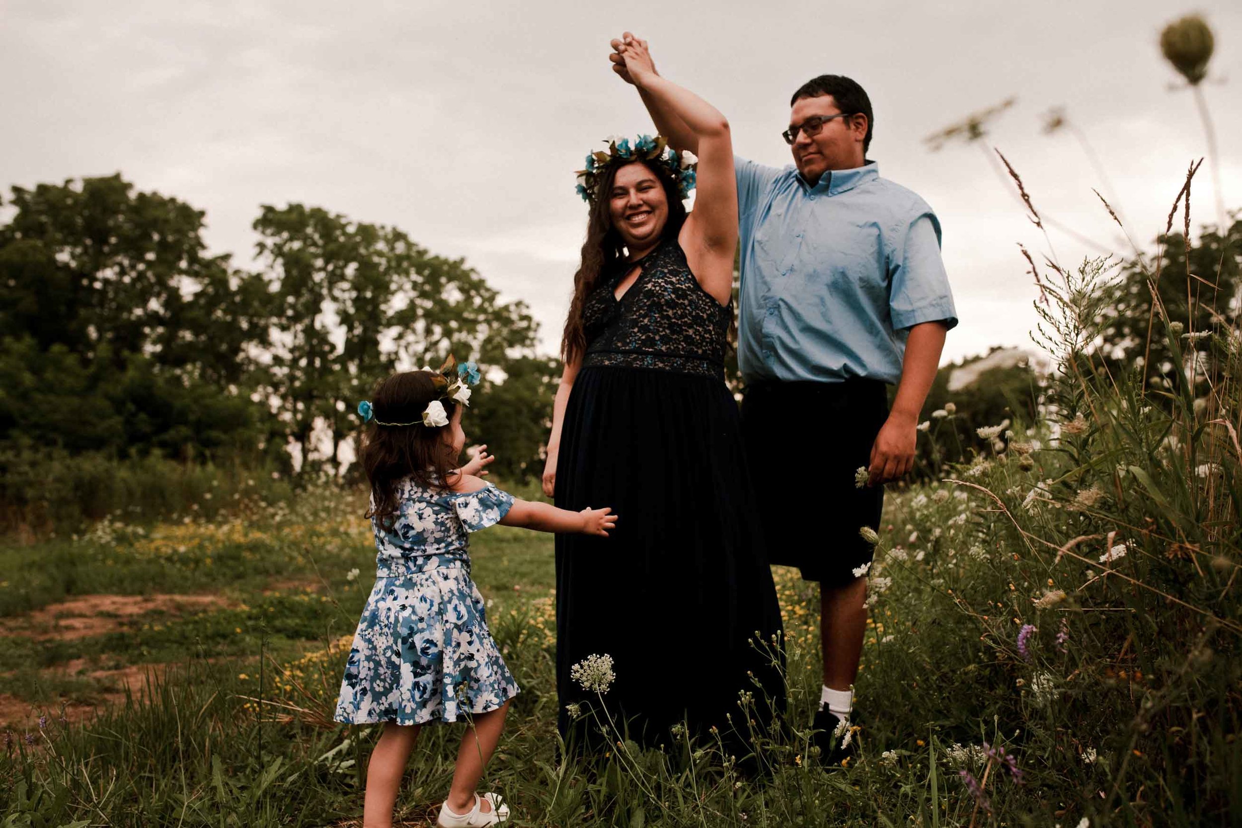 pregnant-mother-spinning-in-field-with-family-hamilton.jpg