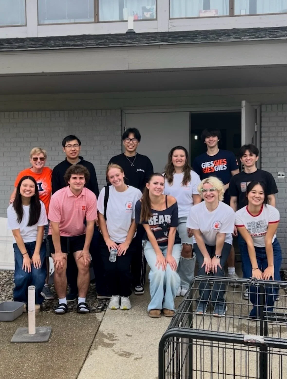 Today, some of our ASC members volunteered at CATsNAP for iHelp Day! 🐈🐈&zwj;⬛ We had a great time giving back to our community and supporting a great cause! Thank you to @illinoissaa for organizing iHelp and giving students the opportunity to get i