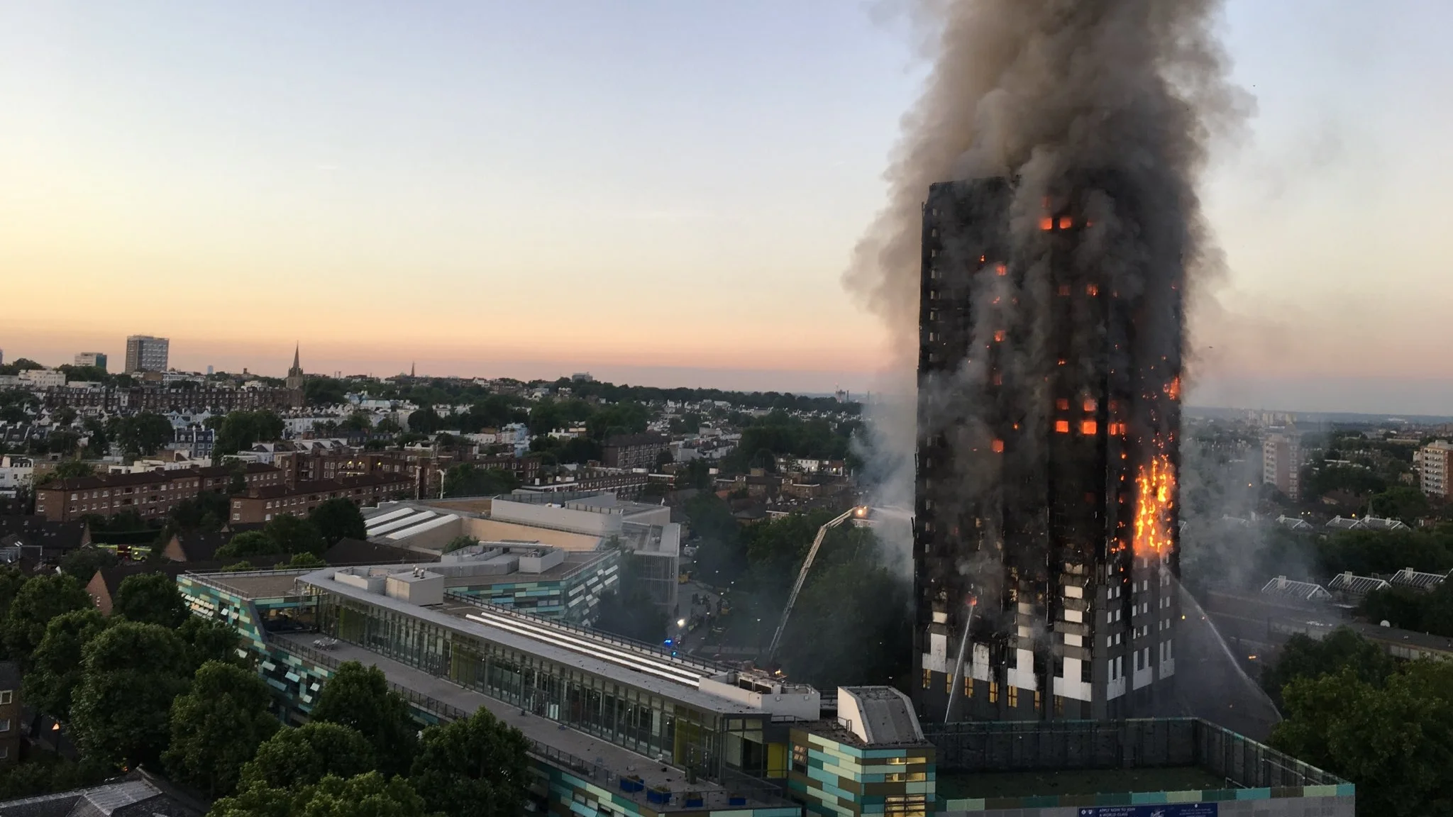 Grenfell_Tower_fire_(wider_view).jpg