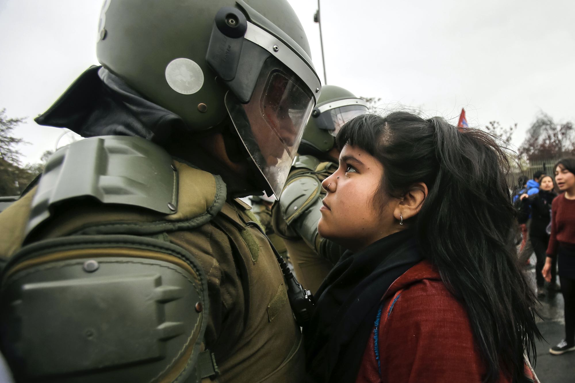 Девушка не смотрит в глаза. Девушка против полиции. Поцелуй с полицейским. Девушка и протест. Спецназовец с девочкой.