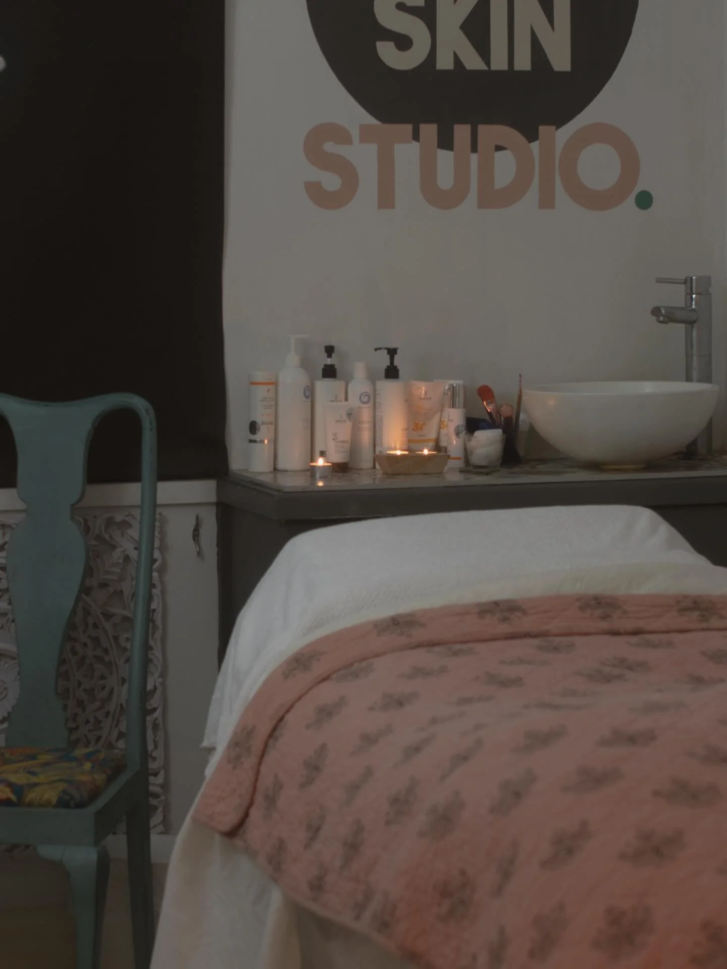 Where your skin gets its glow&hellip;

This winter we have upgraded our beds. Climb in and unwind ☁️ 

Visit our website to see all of our treatments! (Link in bio) 
#beautysalon #southwold #luxurybeautysalon #spa #facial