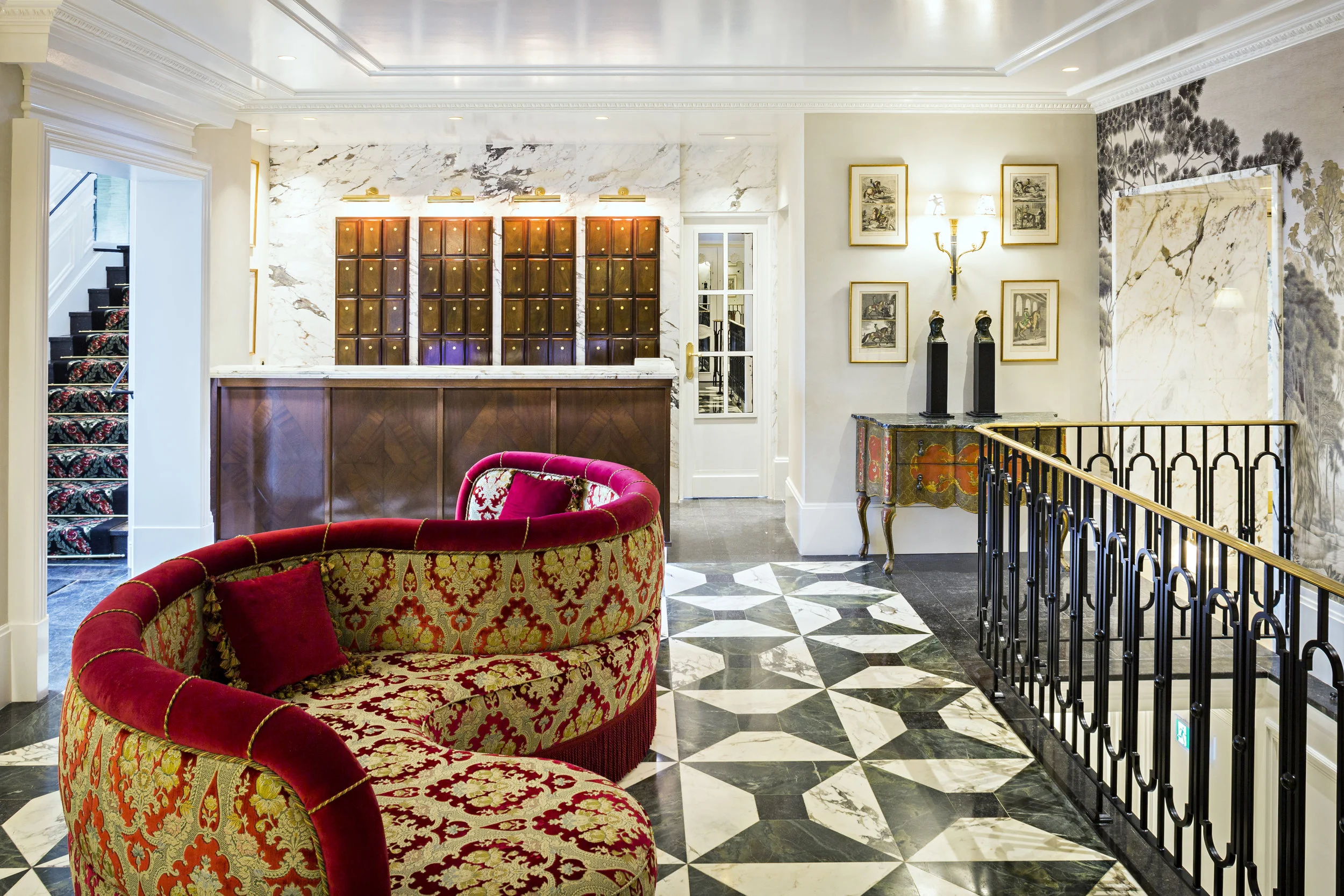 Hall d'entrée réception dallage sur mesure calepinage en marbre braccia capraia pierre bleue et vert bourgonia Omni Marbres hôtel Relais Christine