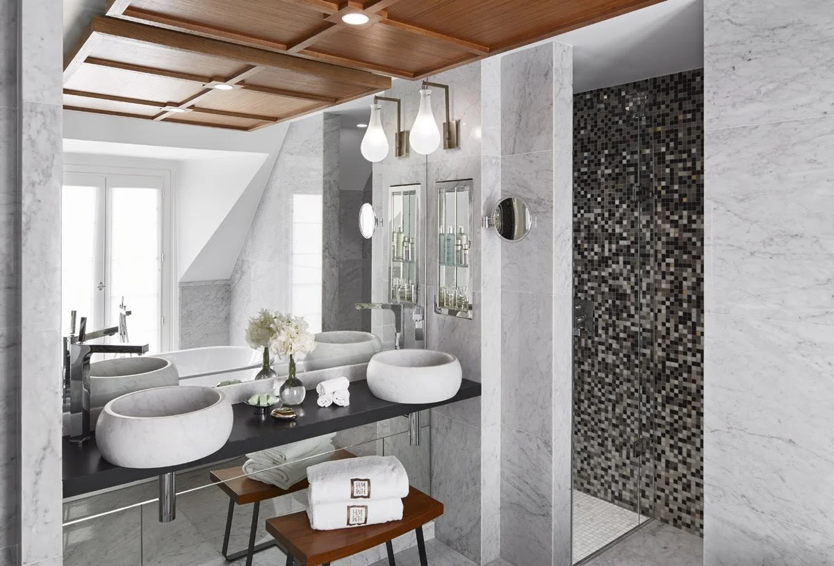Salle-de-Bain-Marbre-blanc-de-carrare-mur-vasque-massive-Hôtel-Montalembert-Omni-Marbres