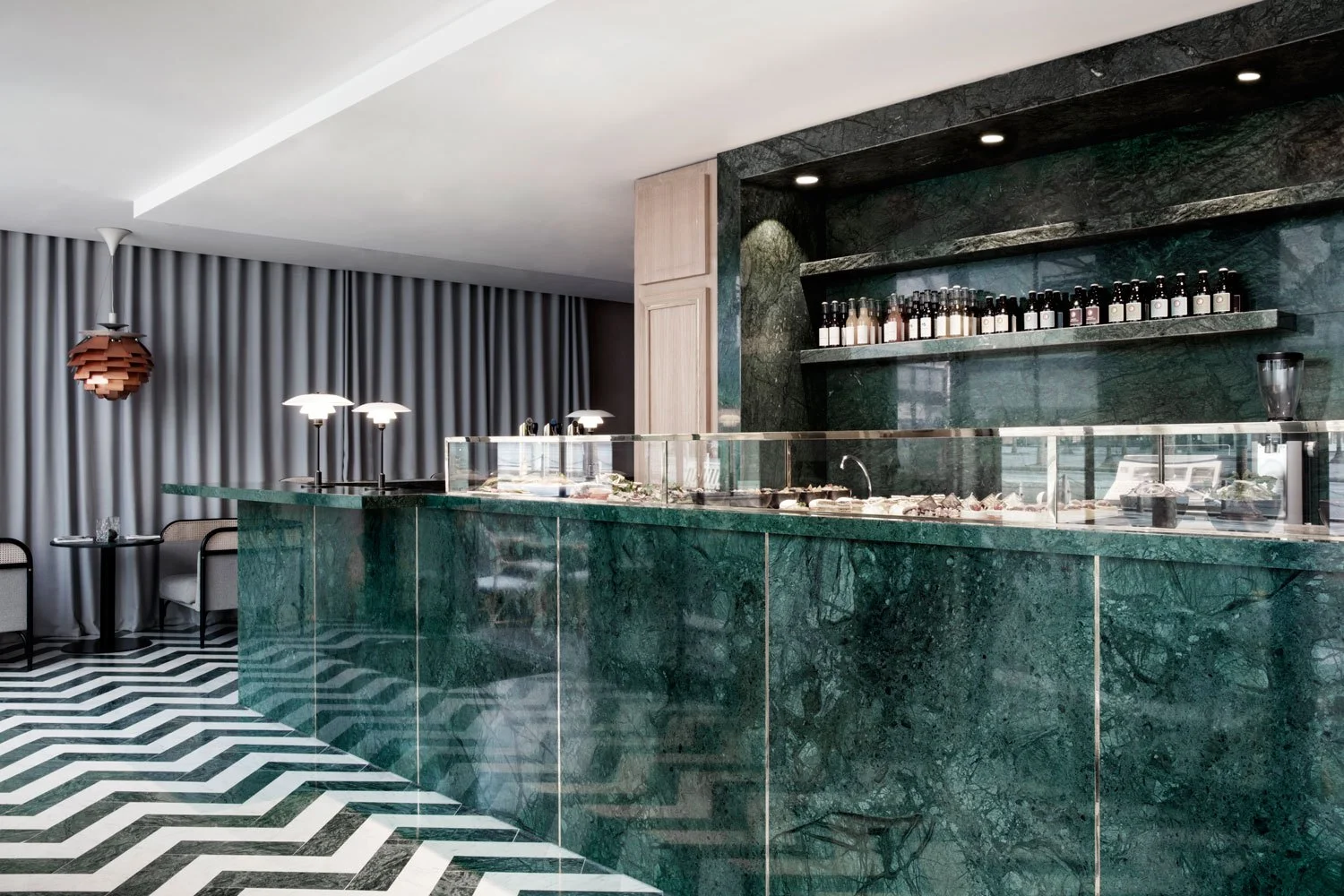 piste bar marbre vert du guatemala dallage marbre a batton rompu en marbre vert du guatemala et blanc de carrare Restaurant Flora Danica Omni Marbre