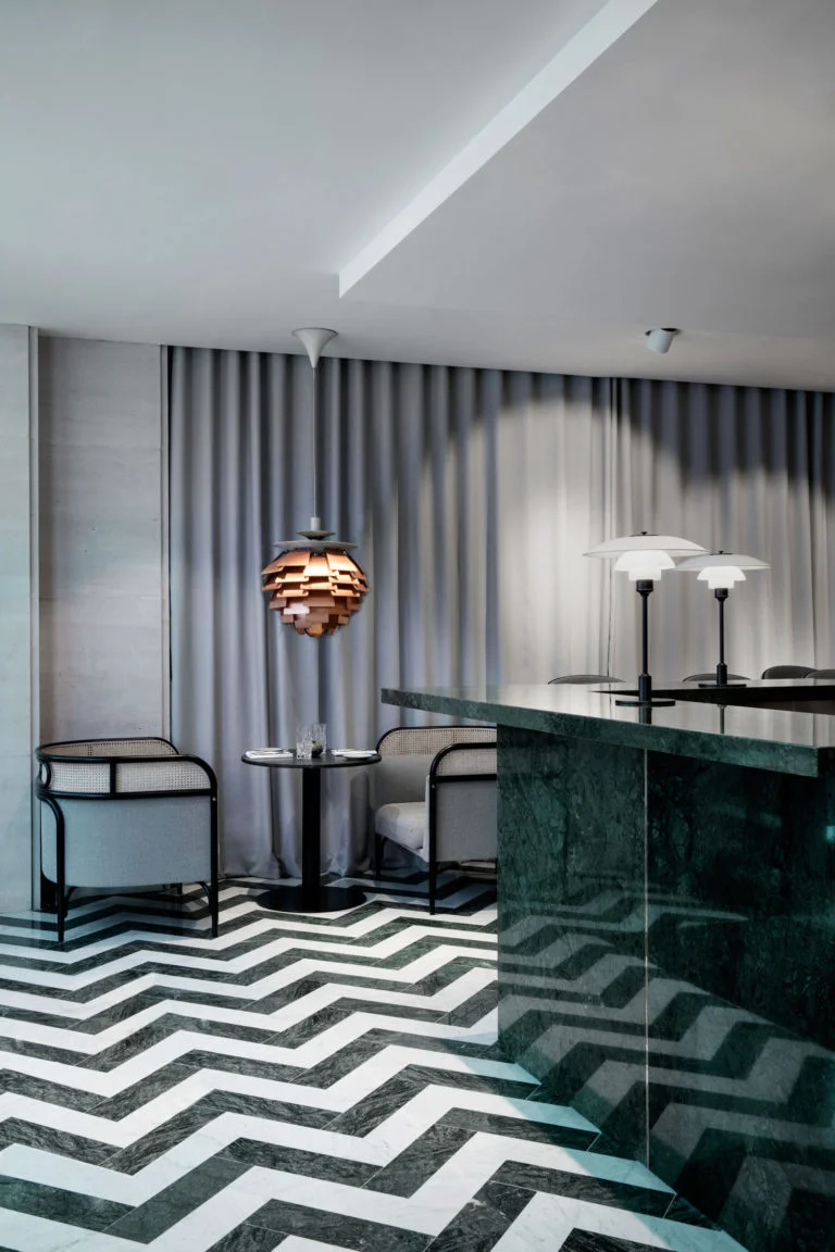 piste bar marbre vert du guatemala dallage marbre a batton rompu en marbre vert du guatemala et blanc de carrare Restaurant Flora Danica Omni Marbre