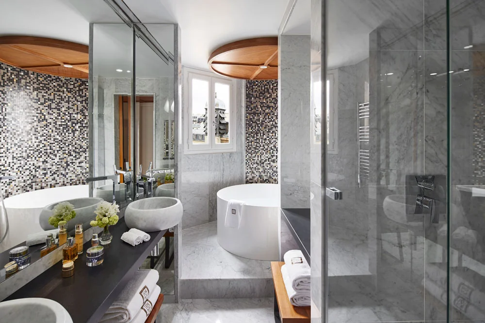 Salle de Bain vasque dallage mur marbre blanc de carrare Hôtel Montalembert Omni Marbres