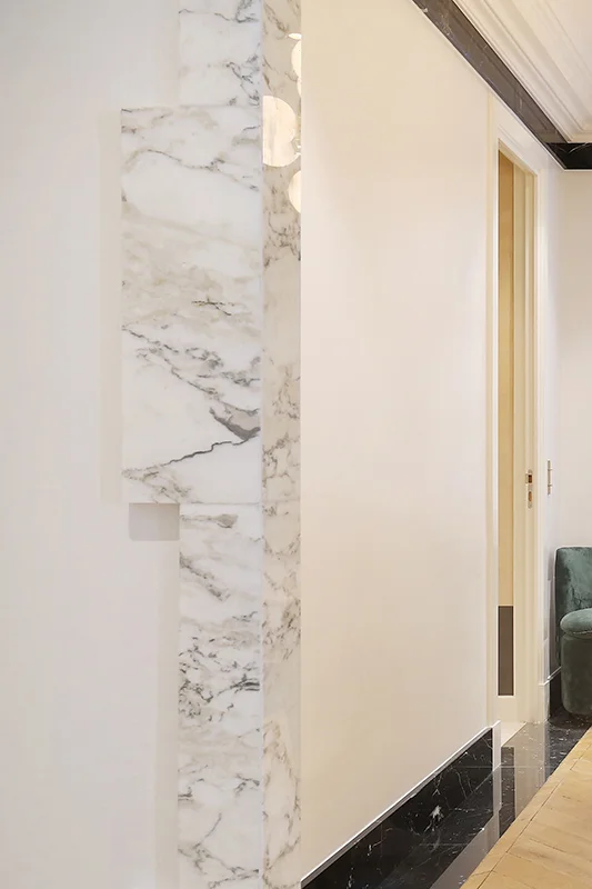 passage arche arabescato Appartement Parisien Omni Marbres