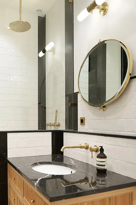 Salle de Bain plan vasque noir  marquina Appartement Parisien Omni Marbres