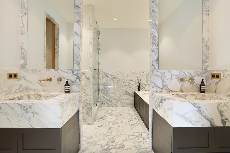 Salle de bain plage de baignoire plan vasque dallage sur mesure marbre arabescato mur Marbre de Carrare Appartement Parisien Omni Marbres