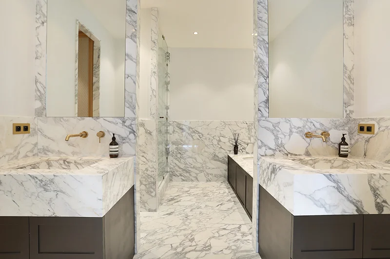 Salle de bain plage de baignoire plan vasque dallage sur mesure marbre arabescato mur Marbre de Carrare Appartement Parisien Omni Marbres