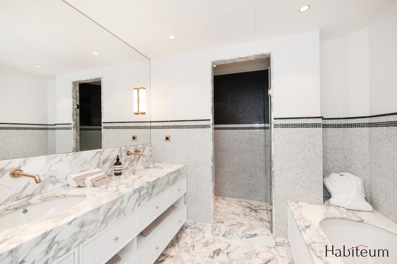 Salle de Bain plan vasque baignoire douche marebre arabescato mur mosaique marbre blanc de carrare Appartement Parisien Omni Marbres