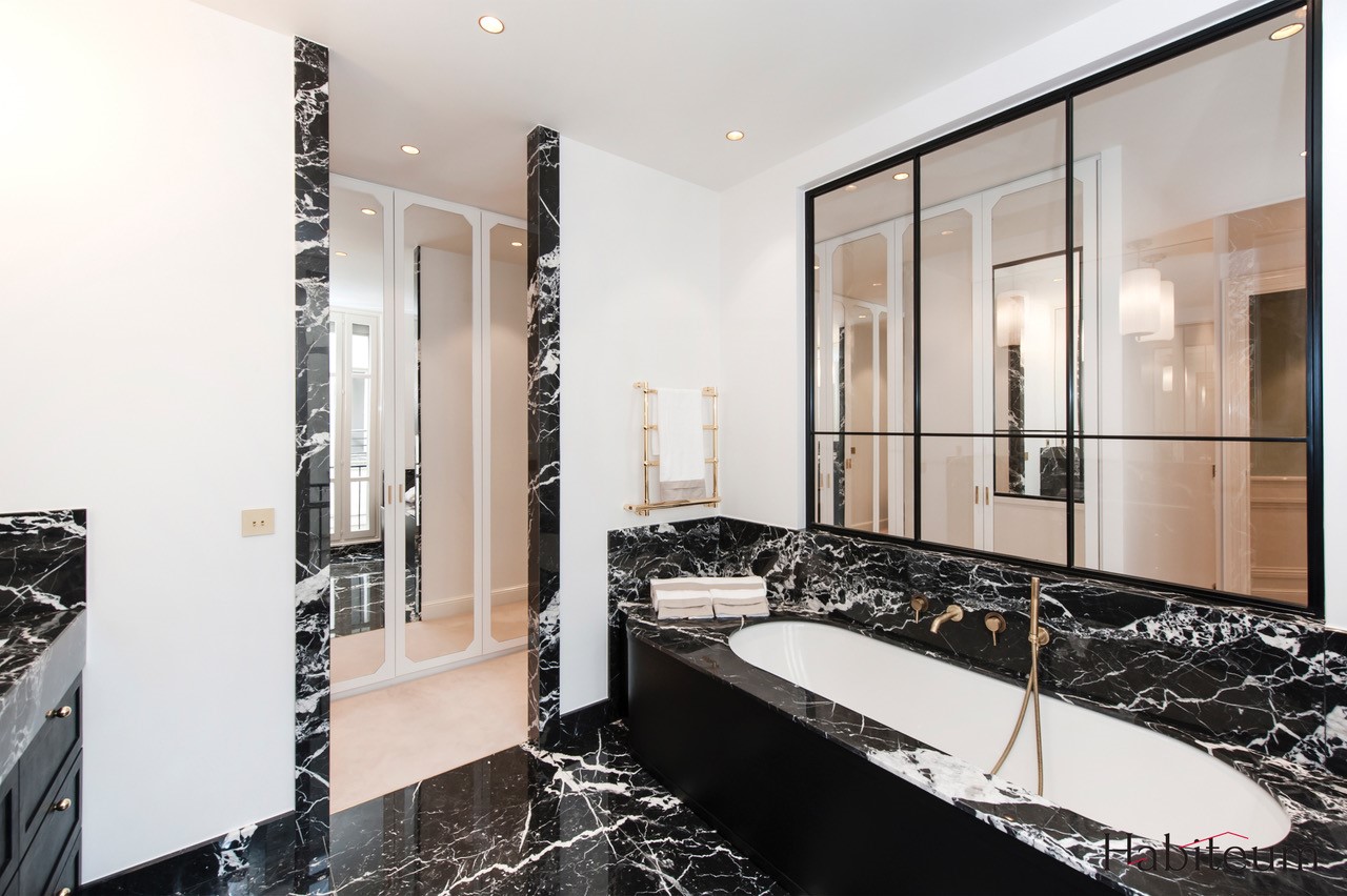 Salle de Bain plan vasque baignoire granit ara cruz Appartement Parisien Omni Marbres