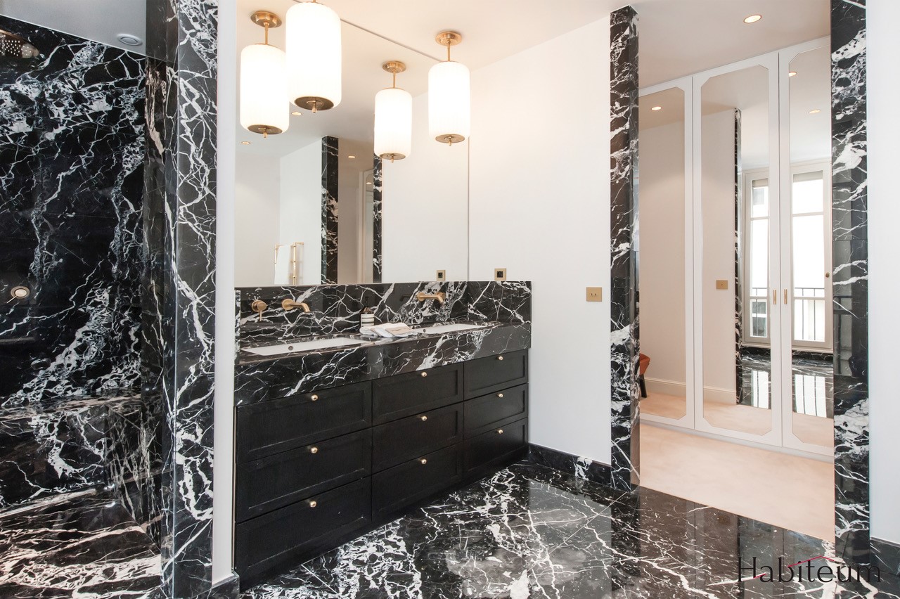 Salle de Bain plan vasque baignoire douche granit ara cruz Appartement Parisien Omni Marbres