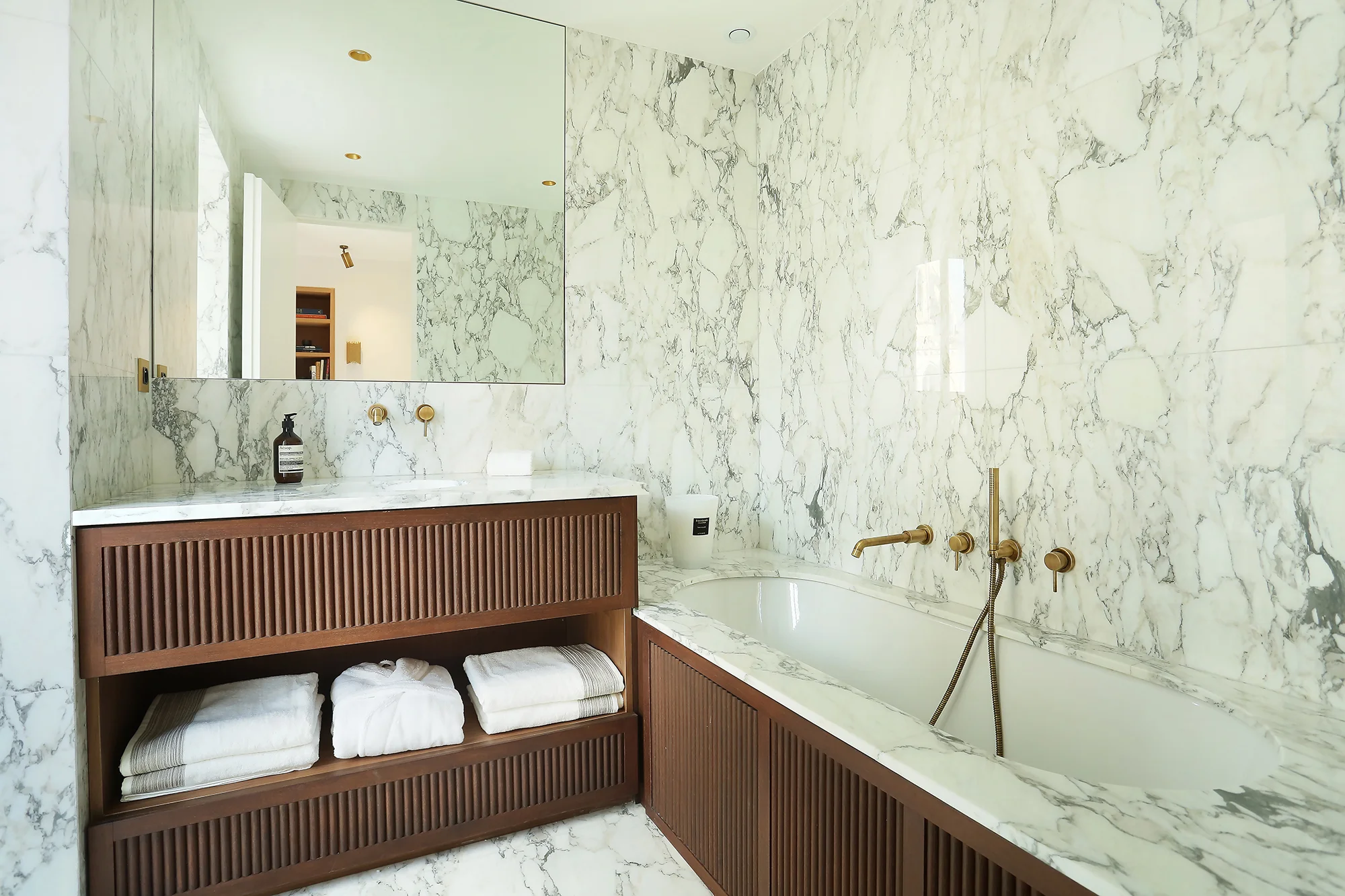 Salle de Bain sol mure plage de Baignoire Plan Vasque marbre arabescato Omni Marbres