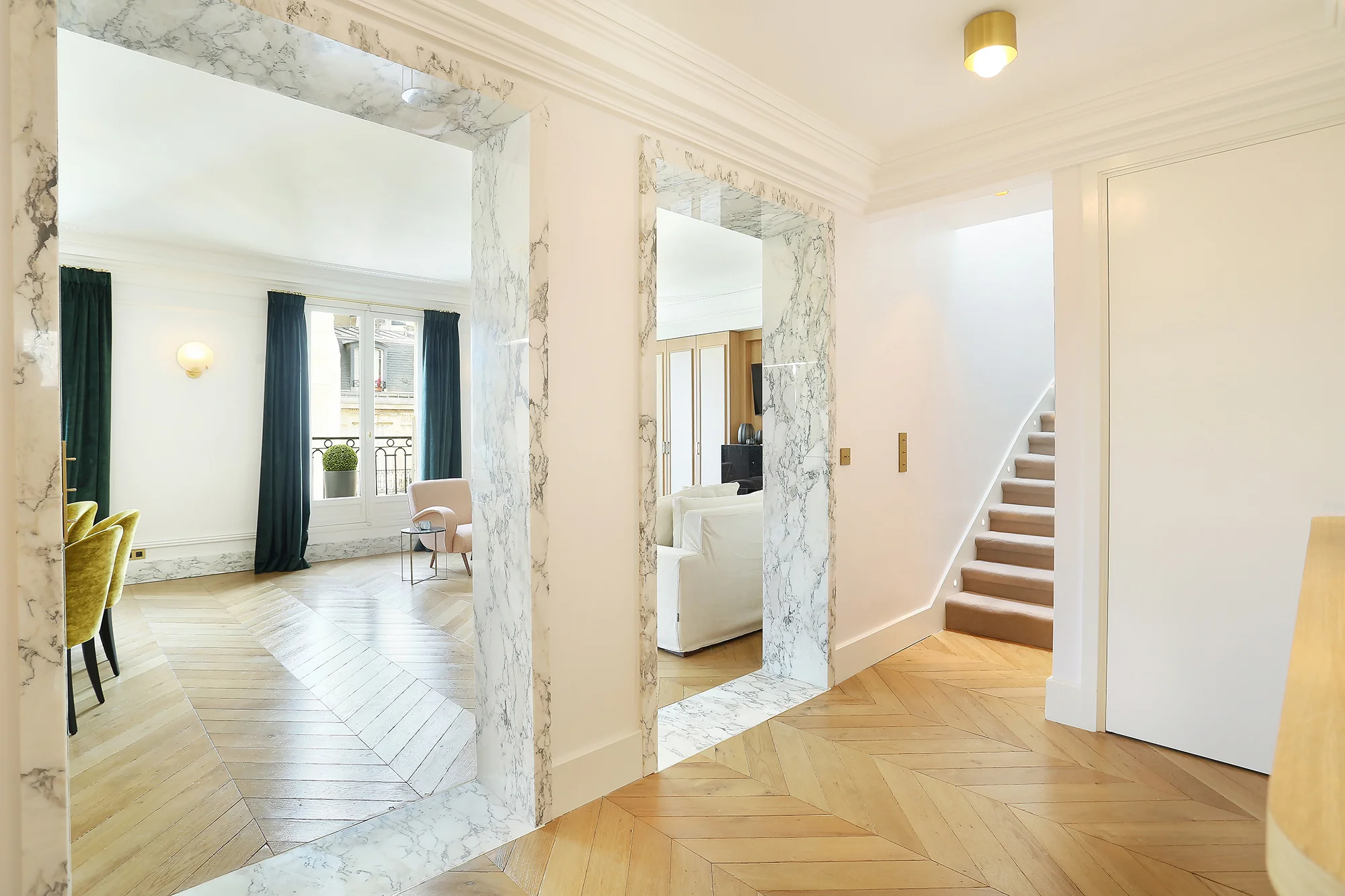 Encadrement passage arche seuil Marbre Arabescato Appartement Parisien Omni Marbres