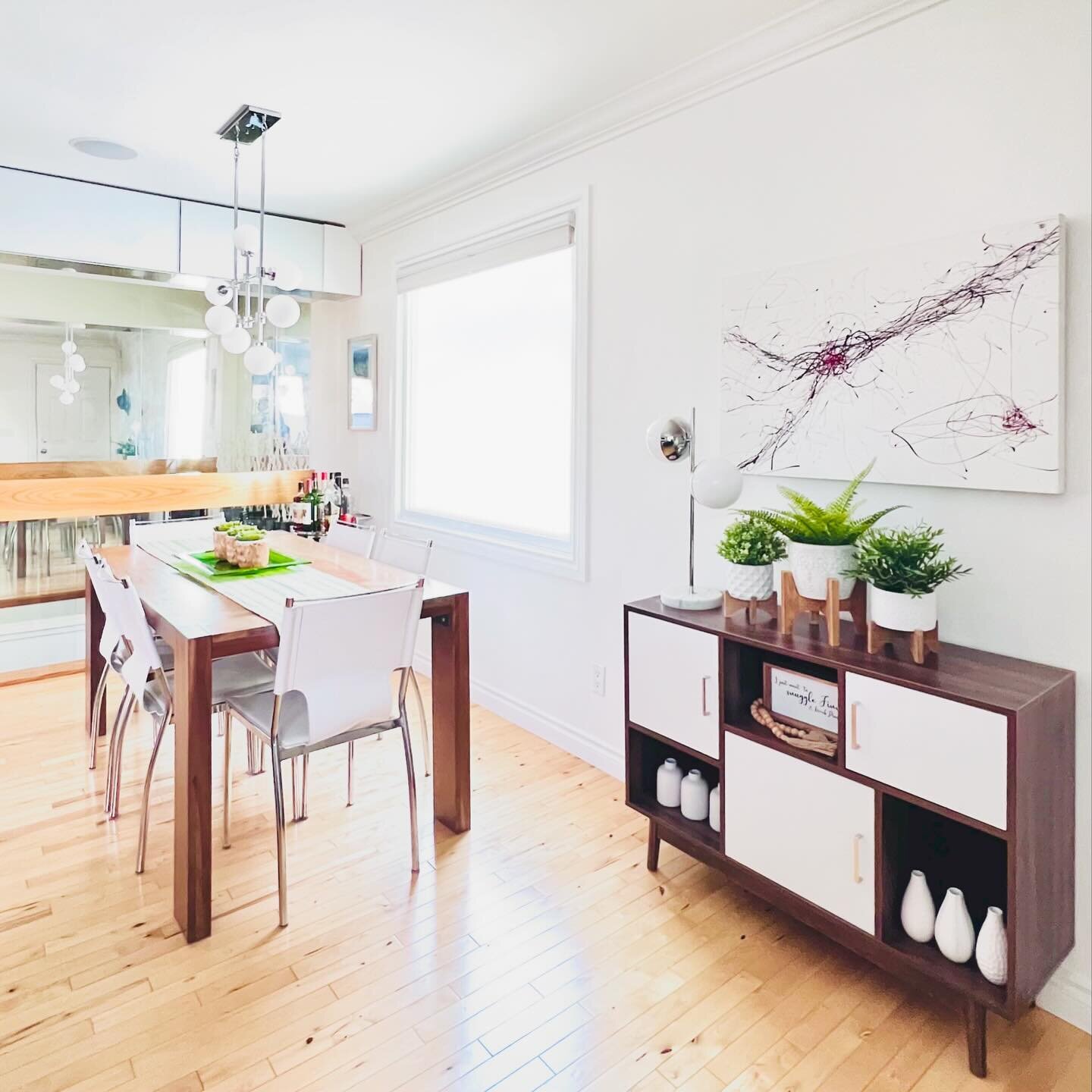 Declutter Challenge January 30 - Clean &amp; organize dining room.

We did it! This is the last task. Here&rsquo;s our dining room all sparkly clean! Woot woot!🥳
.
.
.
.
.

#declutteryourlife 
#declutteryourhome 
#declutterchallenge 
#goodintentions