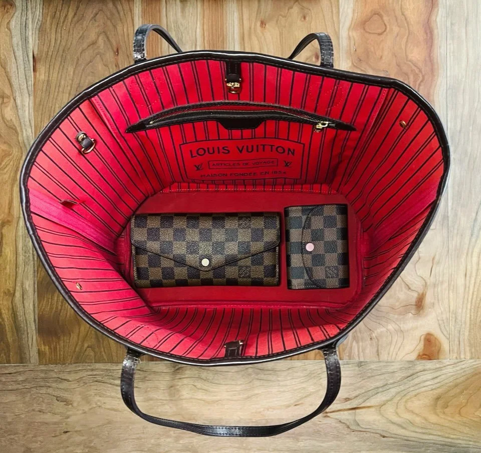 Declutter Challenge January 2 - Clean out wallet/purse. 

I filed away all the receipts from my wallet &amp; vacuumed my purse. Enjoy this easy declutter day!
.
.
.
.
.
#31daydeclutterchallenge 
#declutteryourhome 
#yegdesigner 
#yegorganizer 
#louis