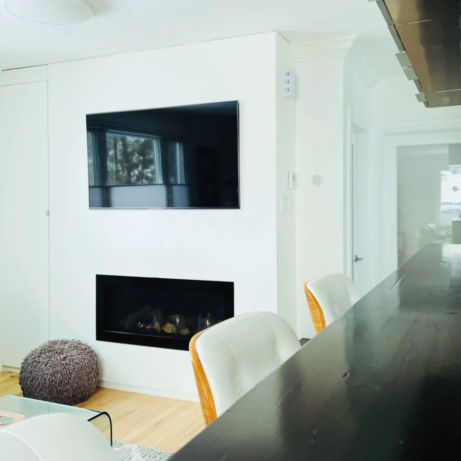 Declutter Challenge January 9 - Clean off kitchen table.

We don&rsquo;t have a table in our kitchen so I cleaned off our bar! 
.
.
.
.
.
#31daydeclutterchallenge 
#declutteryourhome 
#declutteryourtable 
#yegdesigner 
#yegorganizer