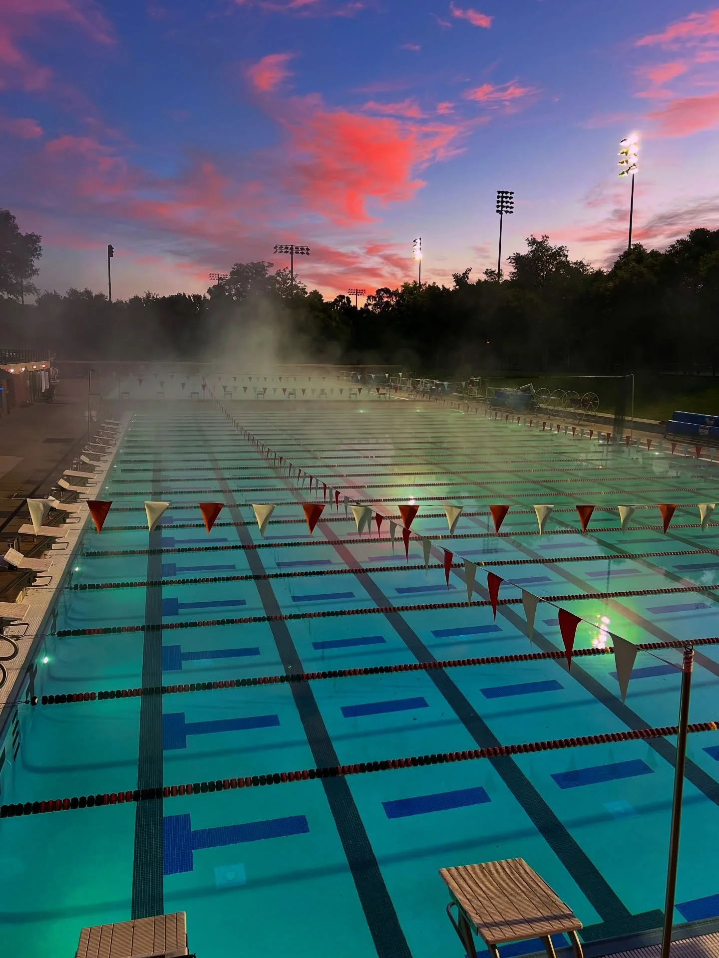 Facility Highlight! Avery Aquatic Center, located on Stanford campus, is one of our home pools and is where our senior program swims! We are so grateful and fortunate to swim here! 🏠🏊&zwj;♀️🏊&zwj;♂️🌟💥