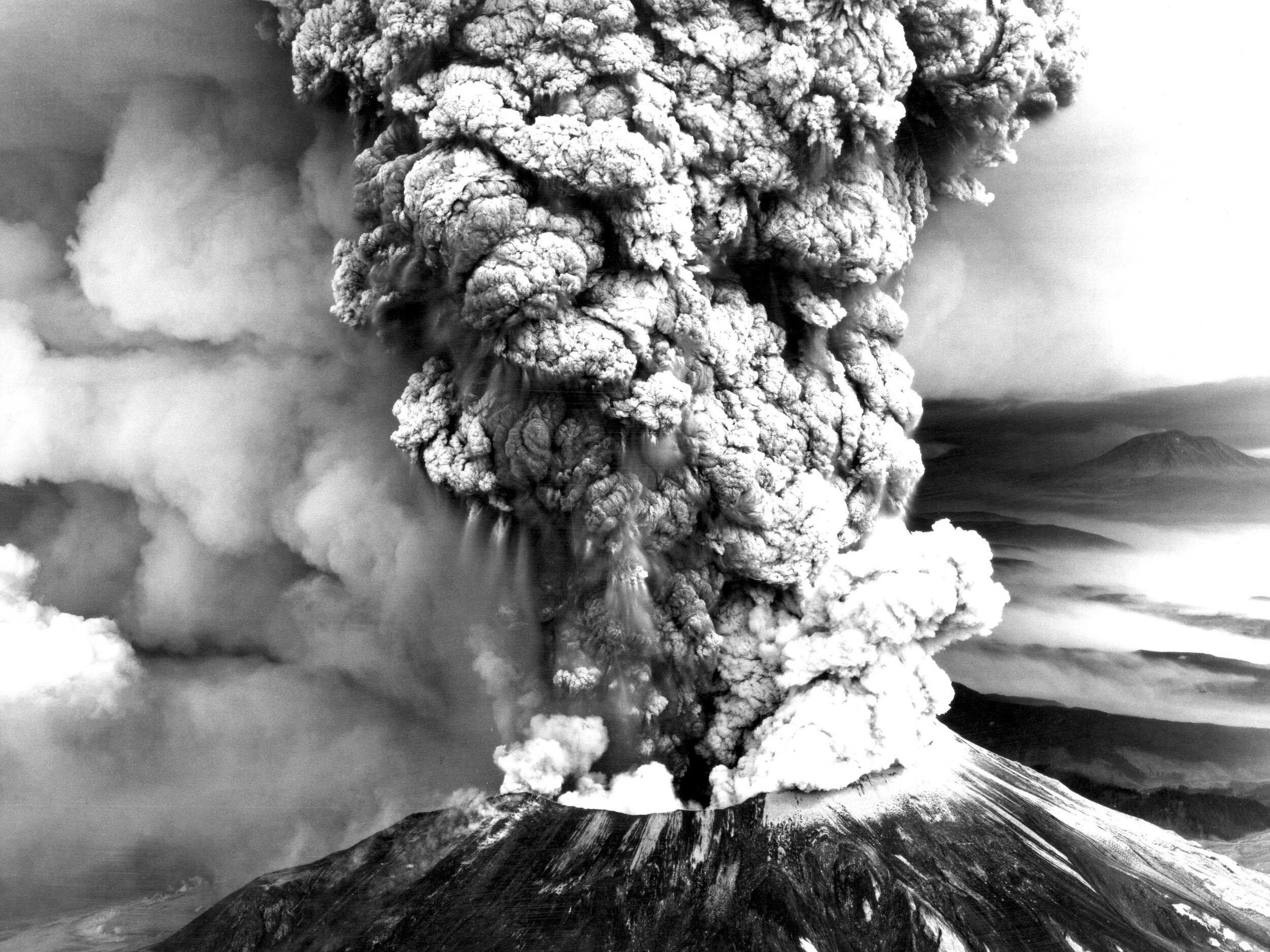 MSH80_eruption_plume_with_adams_05-18-80_bw 1.2- USGS.jpg