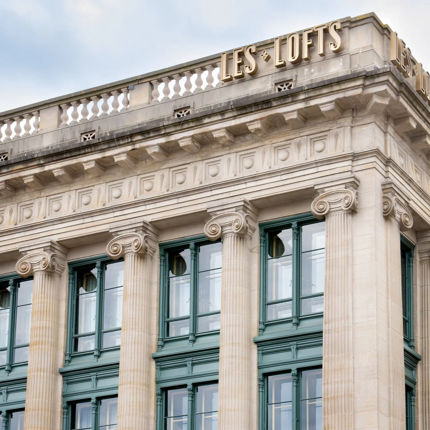 Dernier projet r&eacute;alis&eacute; : Les Lofts du Pont. Un &eacute;tablissement au coeur de St-Roch &agrave; Qu&eacute;bec. L'ancienne banque construite en 1910 offre maintenant 2 lofts de 3 et 4 chambres. #designinspiration #designinterior #design