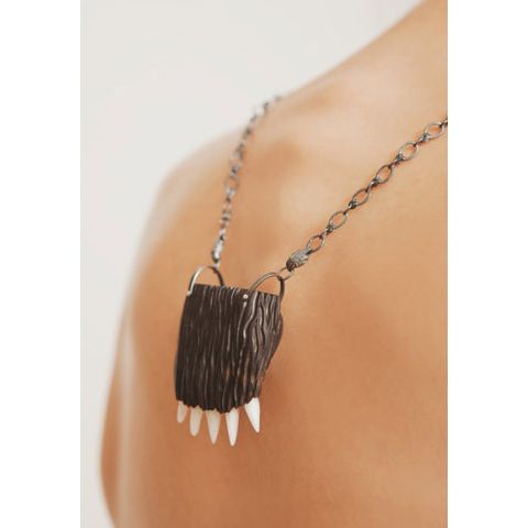 A Bit of a Bea r, Jane Dodd. New Zealand Jewellery Design Awards finalist. © Kate Macpherson.