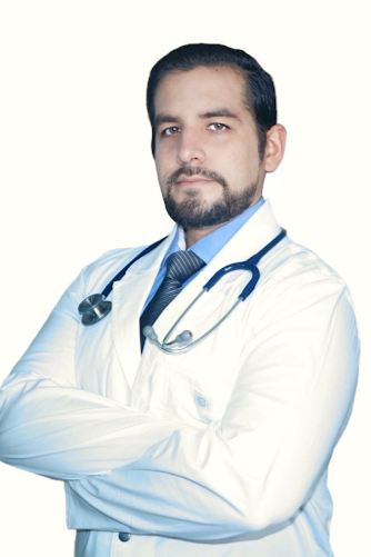 Hombre médico con bata blanca y estetoscopio cruzado, rostro serio, fondo blanco.