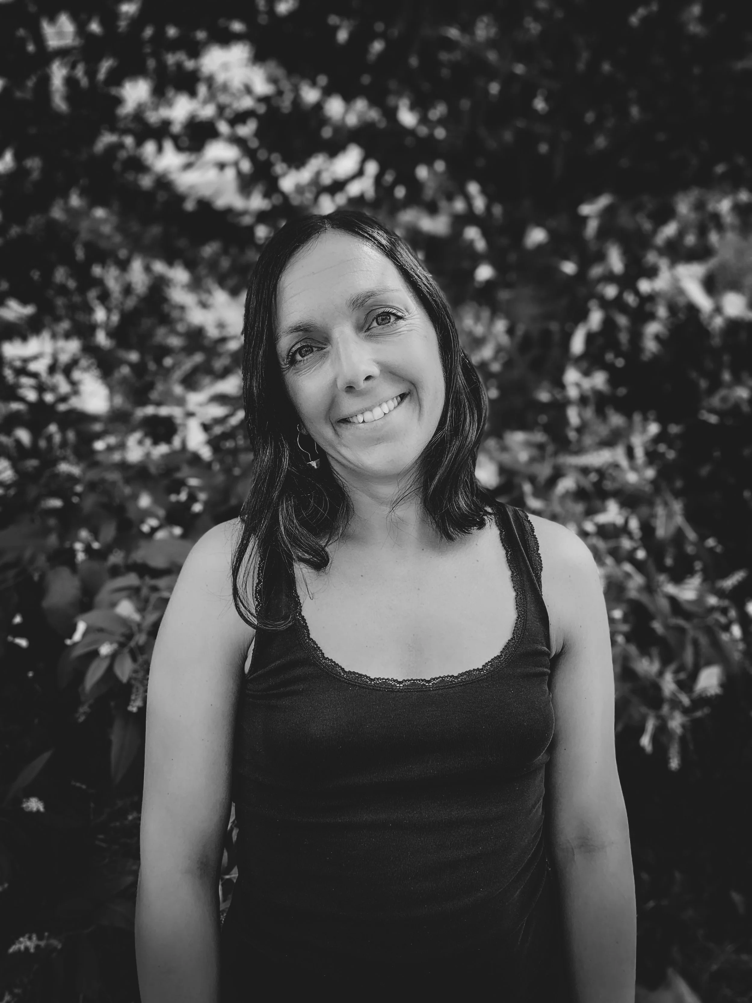 Mi sono avvicinata allo yoga, perchè ho sempre sentito un profondo richiamo verso questa disciplina millenaria. Vivendo all'estero per parecchio tempo ho iniziato a praticare diversi stili di yoga per poi approdare all' Ashtanga Yoga che pratico regolarmente dal 2011 presso l'Ashtanga Yoga Research Institute di Roma e presso la Shala di Tina Pizzimenti. Nell'Ashtanga il respiro rappresenta il cuore della pratica collegando una postura (Asana) all'altra in una sequenza ben precisa. Sincronizzando il respiro, i Bandha (due chiusure, una addominale e una anale) e il Dristi (lo sguardo) entriamo in contatto con il nostro corpo, purifichiamo i muscoli e gli organi interni e attraverso l'intenso calore generato dalla respirazione otteniamo un corpo forte, leggero e una mente calma. Frequento workshop in Italia e all'estero e viaggio regolarmente in India per studiare e approfondire sempre di più questa tecnica e poter accogliere le esigenze di ogni studente.