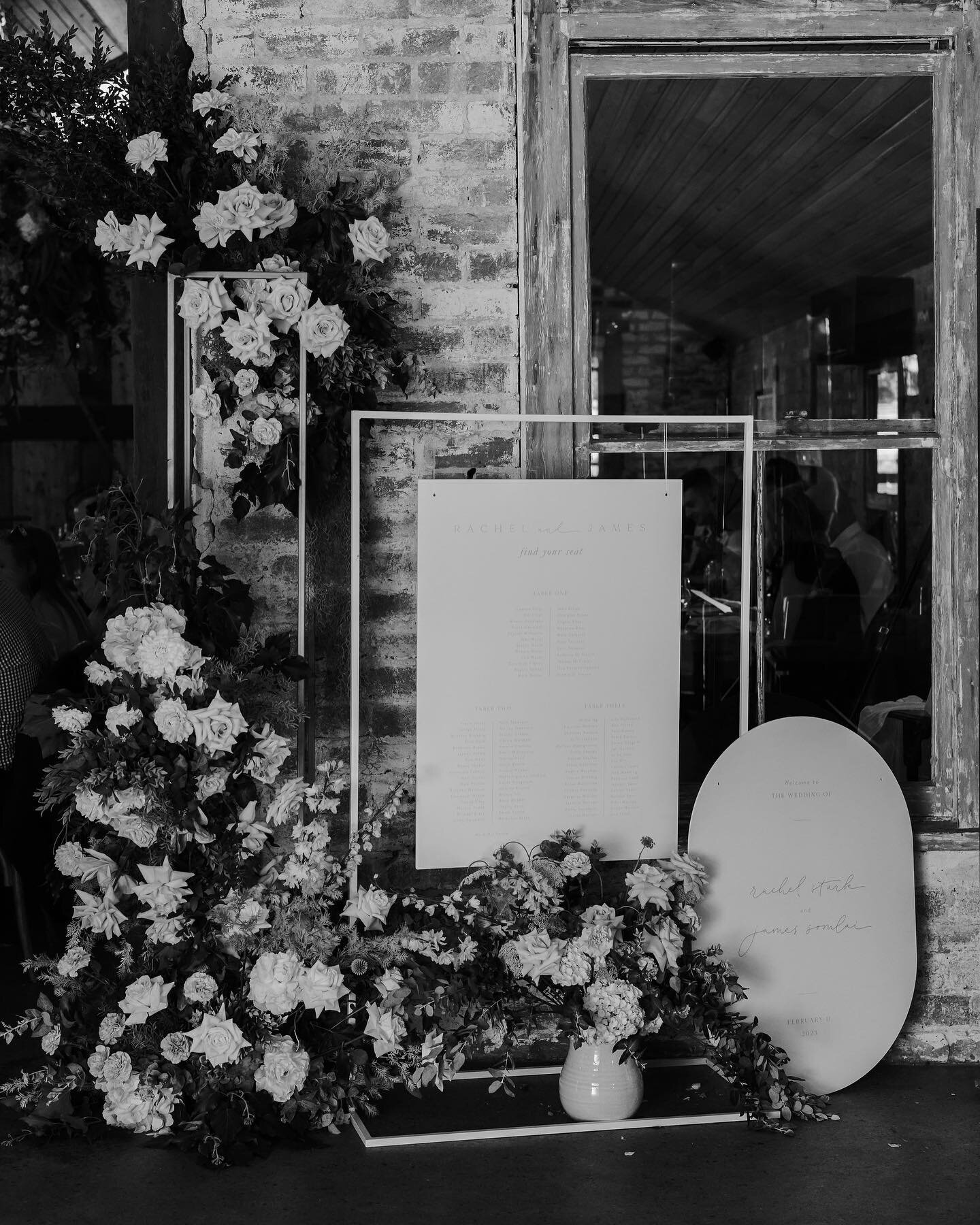 Our favourite snaps from Rachel &amp; James&rsquo; fairytale wedding 🤍 rustic romance meets clean &amp; classy, and we couldn&rsquo;t love it more!

Swipe to the end to have your day made 🥲

The fabulous team behind this day:
Photography @hellochlo