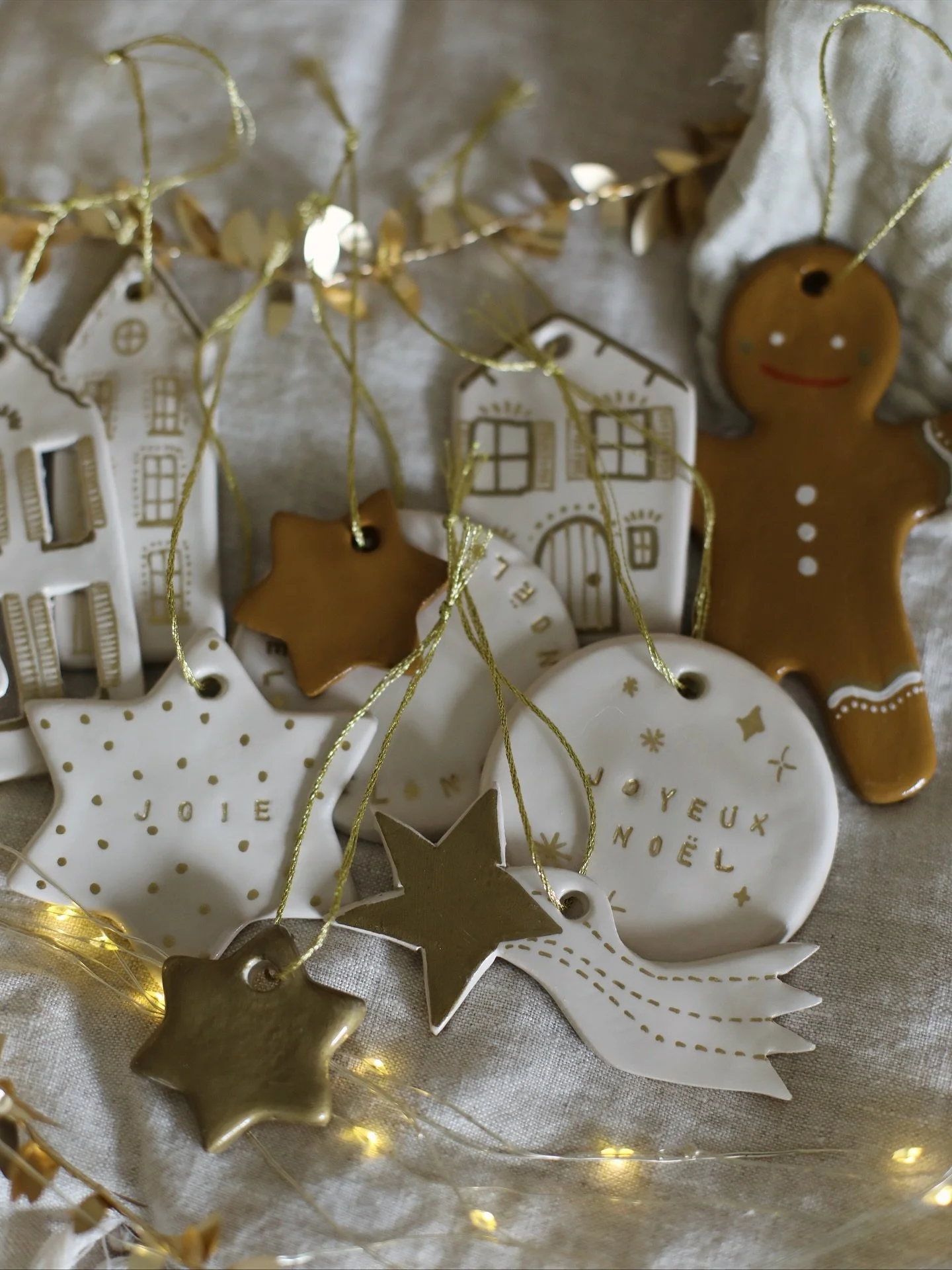 Orner le sapin avec des d&eacute;cors home-made en argile auto durcissante ✨

J&rsquo;ai mettre tous mes petits m&eacute;daillons sur mes portes, il fallait bien trouver de quoi d&eacute;corer la maison pour les f&ecirc;tes !

Franchement c&rsquo;est