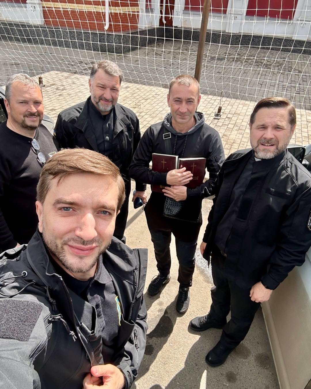 Standing with Ukraine &ndash; Bringing Hope to the Frontline

Our representative in Ukraine Vadim together with the team of chaplains and volunteers recently travelled to Eastern Ukraine to serve both soldiers and civilians affected by the ongoing wa