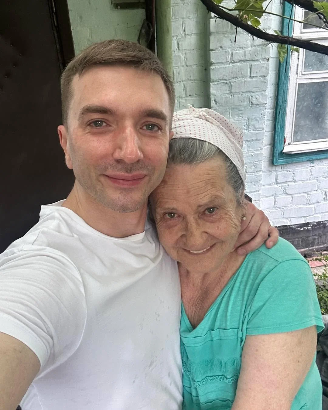 Standing with Ukraine &ndash; Bringing Hope to the Frontline

Our representative in Ukraine Vadim together with the team of chaplains and volunteers recently travelled to Eastern Ukraine to serve both soldiers and civilians affected by the ongoing wa