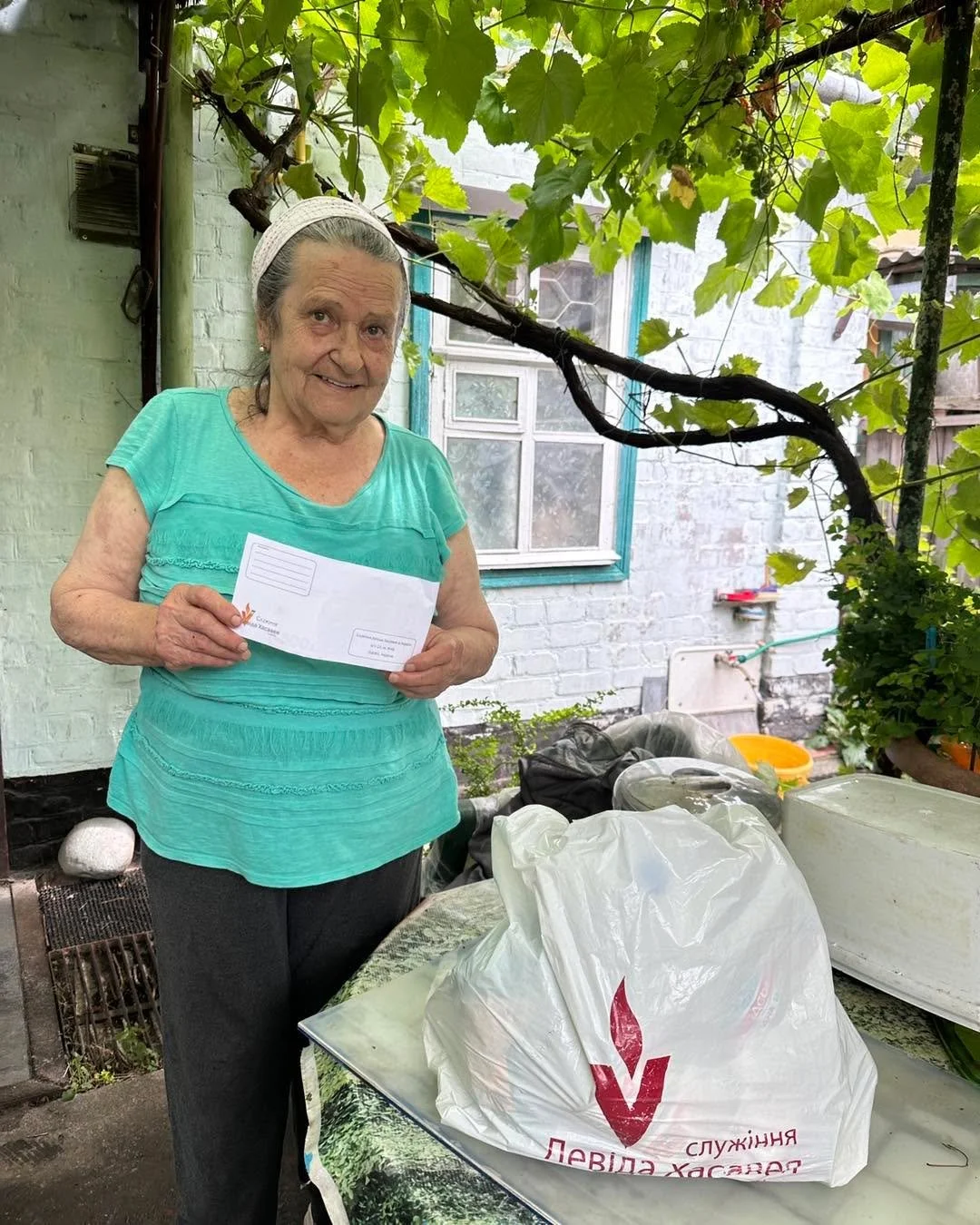 Standing with Ukraine &ndash; Bringing Hope to the Frontline

Our representative in Ukraine Vadim together with the team of chaplains and volunteers recently travelled to Eastern Ukraine to serve both soldiers and civilians affected by the ongoing wa