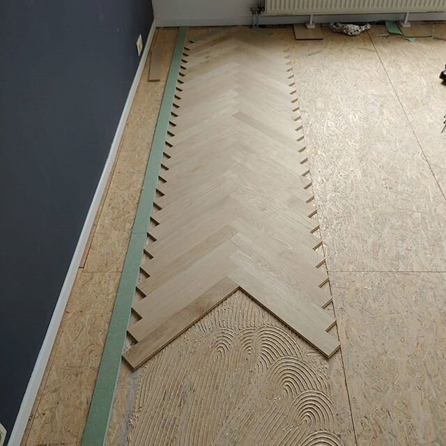 Herringbone parquet!
Always looks awesome!
🌍 www.houtoriteit.com
📨 Info@houtoriteit.com
📍Antwerp
#houtoriteit#herringboneparquet#herringbonefloor#thispattern#carpenter#parquet#woodworkershavemorefun