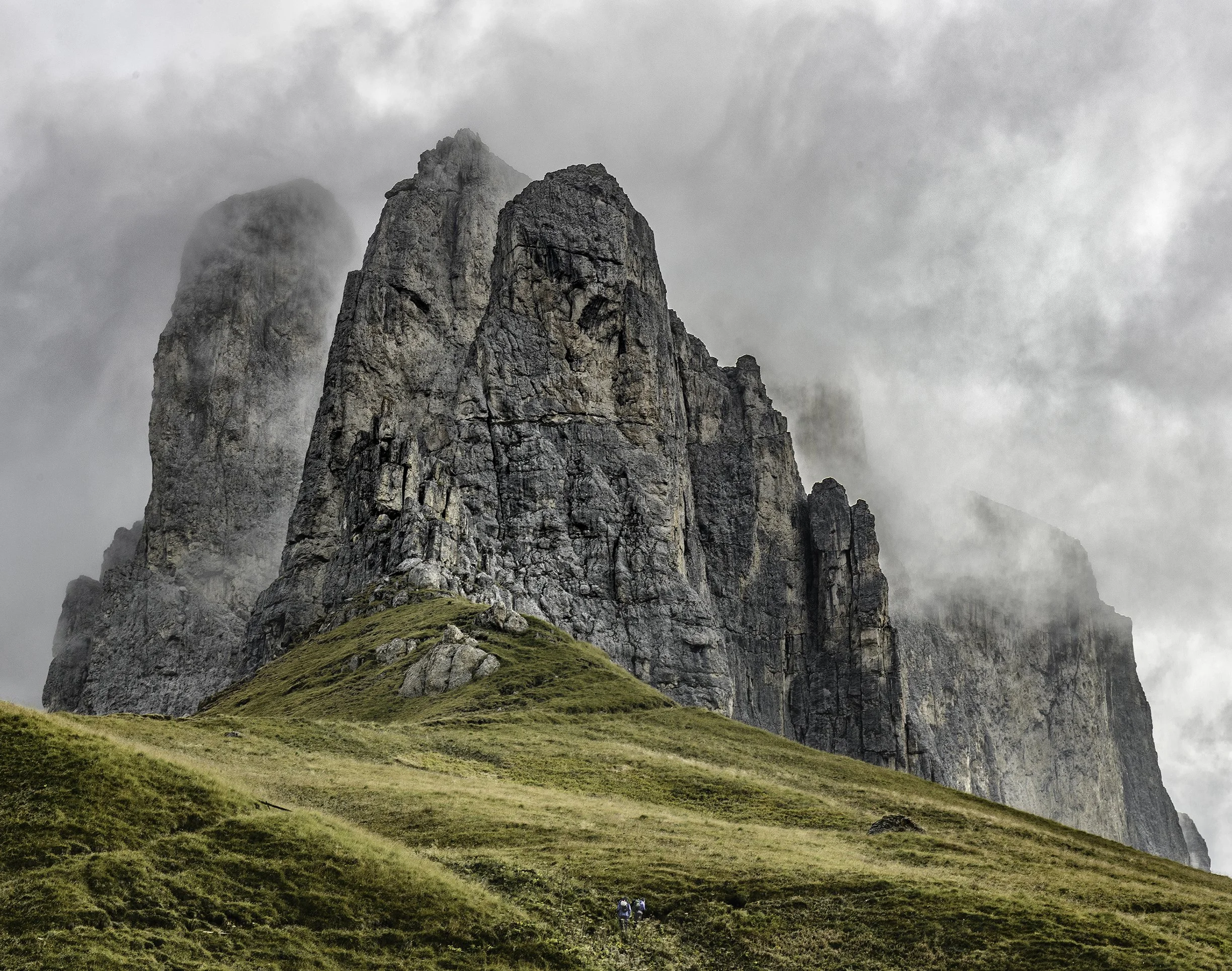  The Dolomites is a mountain range in the northern Italian Alps, numbering 18 peaks, some which rise above 3,000 metres. It features some of the most beautiful mountain landscapes anywhere, with vertical walls, sheer cliffs and deep long valleys. 