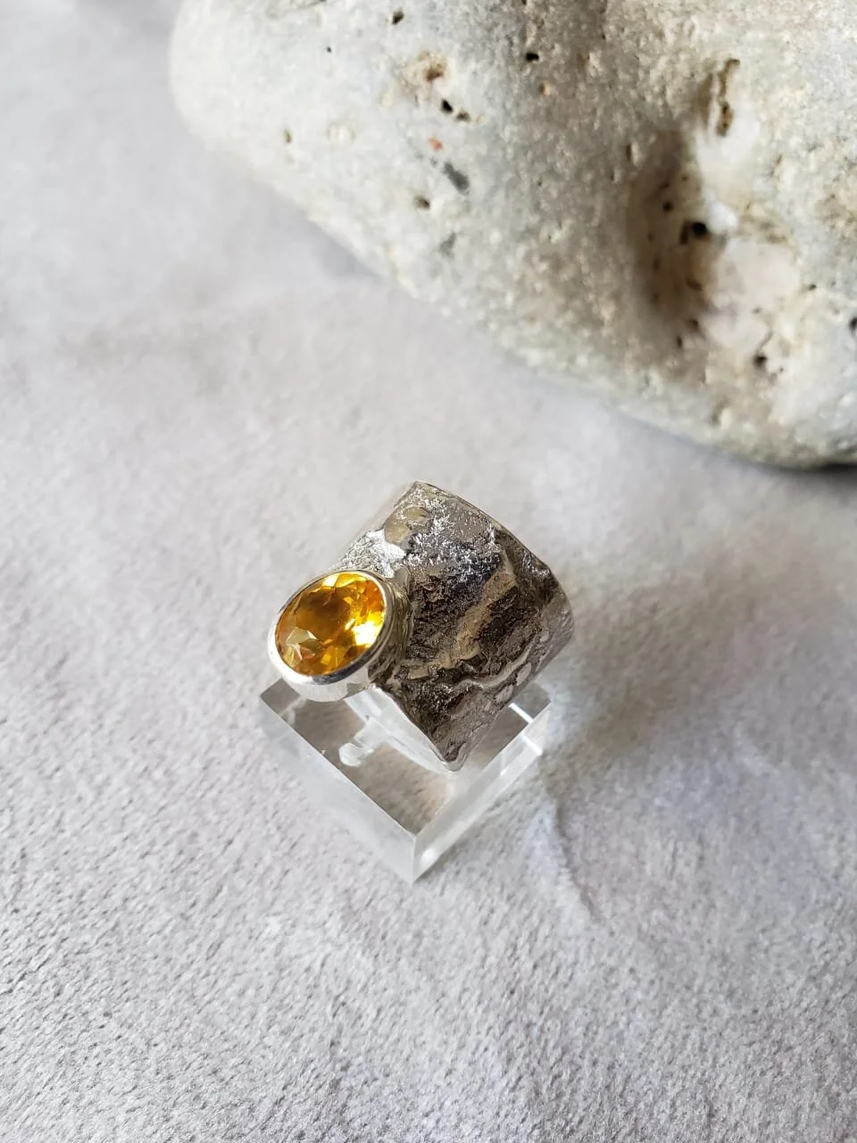 Anillo Cinta Textura de piedra con engarce