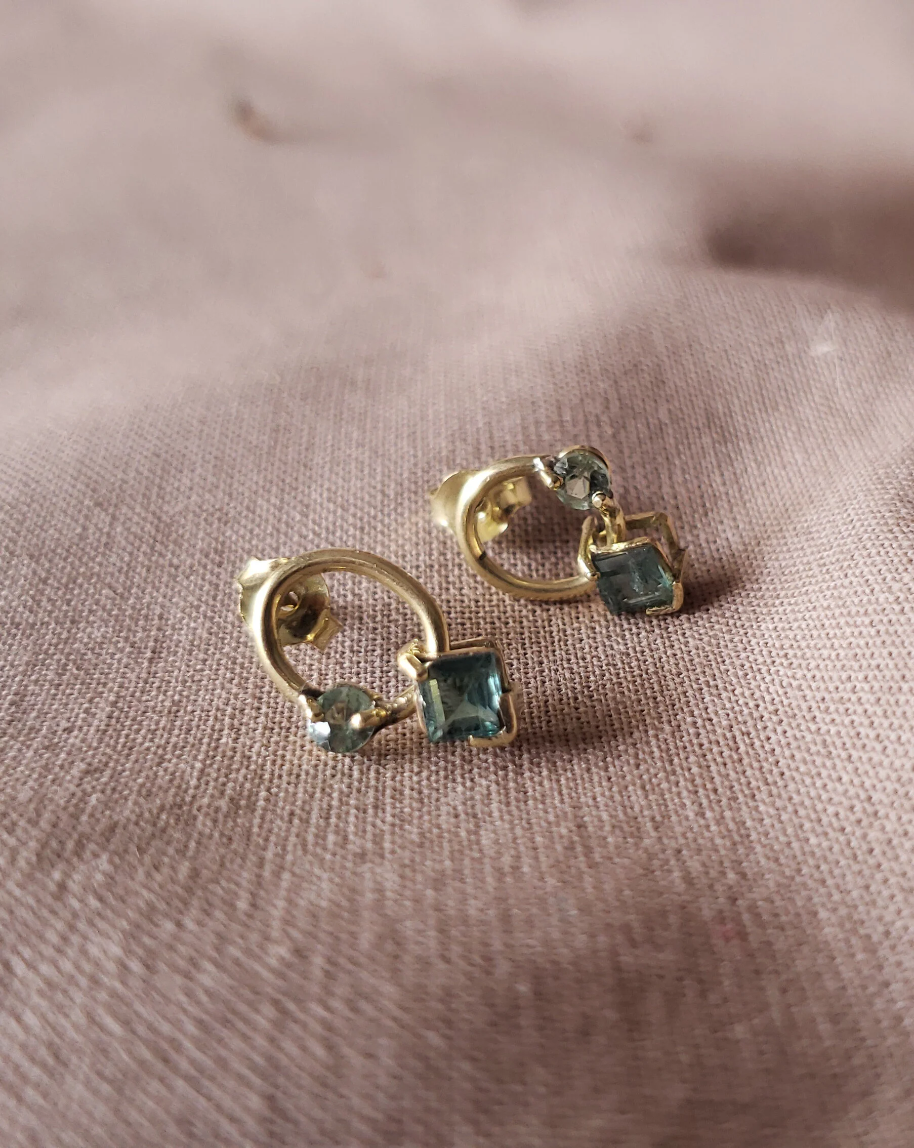 Aros pequeños con piedras naturales